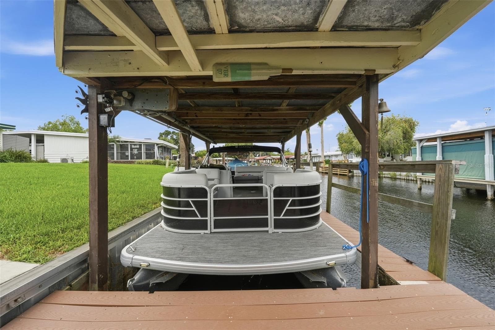 Boathouse ( currently has a pontoon and is for sale) **outside of contract - 928 MORNINGVIEW DR, TAVARES