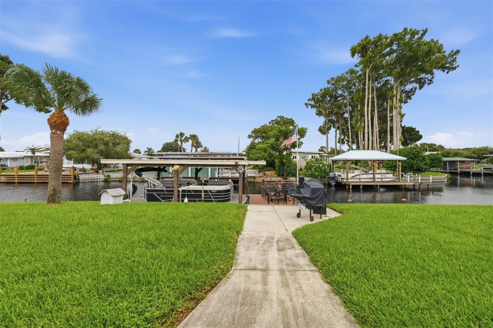 canalfront - 928 MORNINGVIEW DR, TAVARES