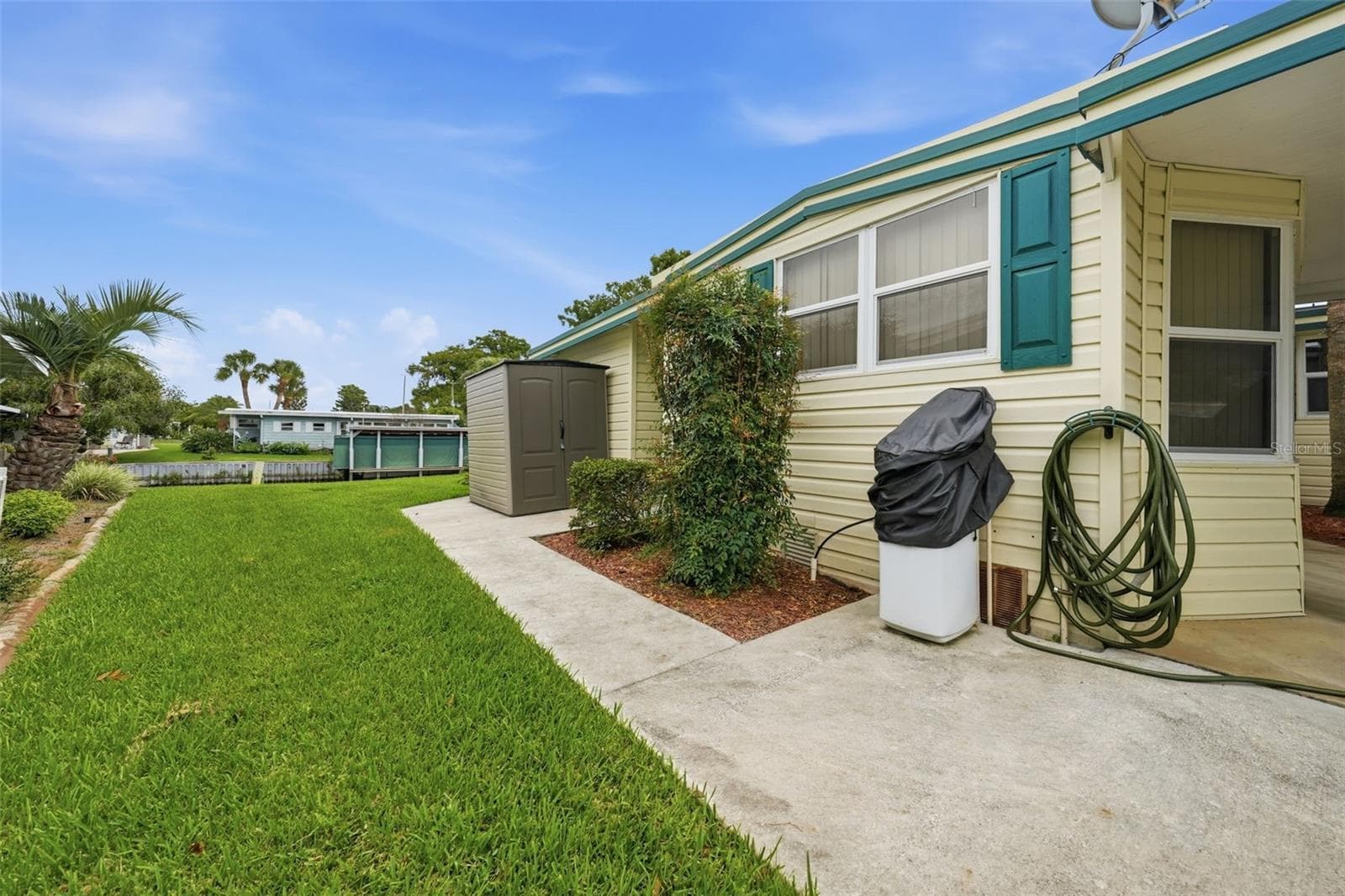 left side of home - shed does convey - 928 MORNINGVIEW DR, TAVARES