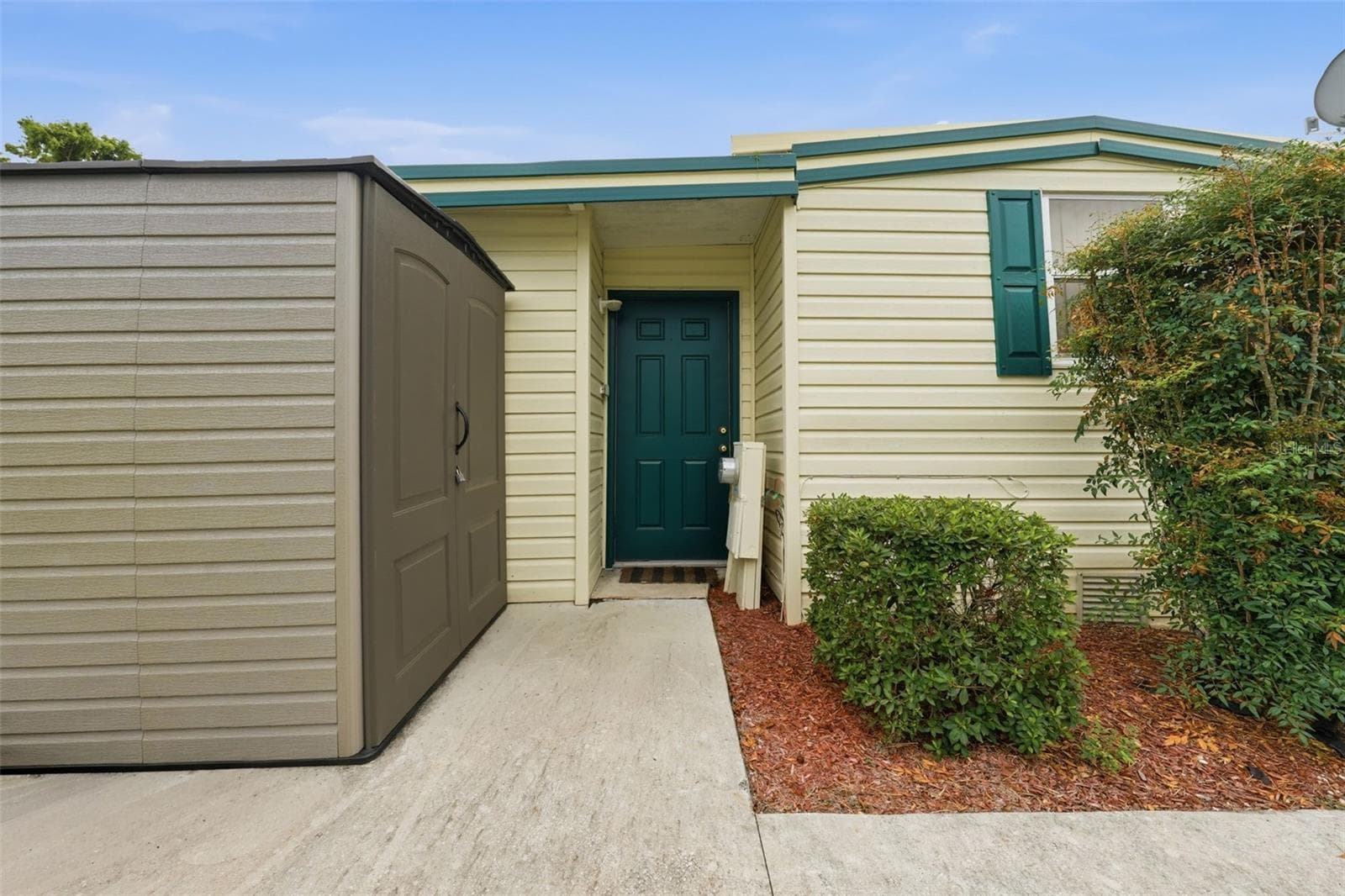 left side- seperate entry to 3rd room/office/den - 928 MORNINGVIEW DR, TAVARES