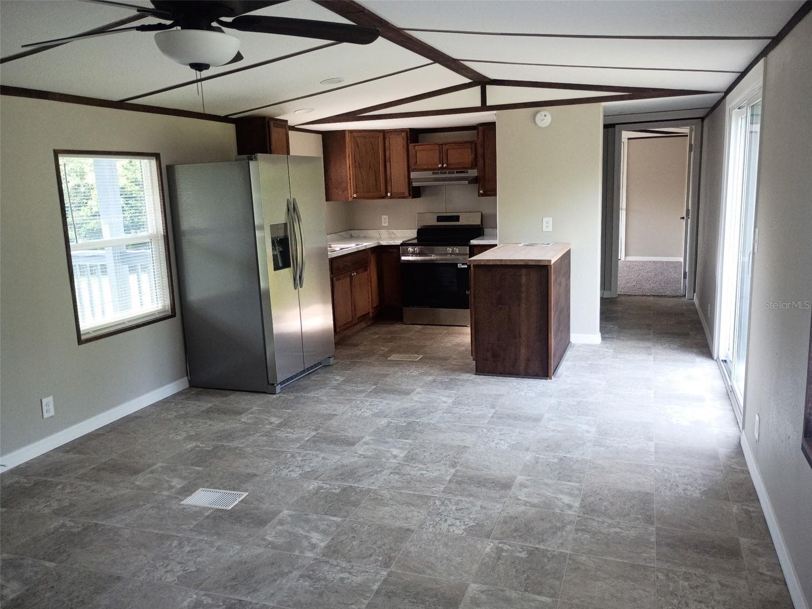 Manufactured Home at 11441 KO DR, LAKELAND, photo 2 of 25