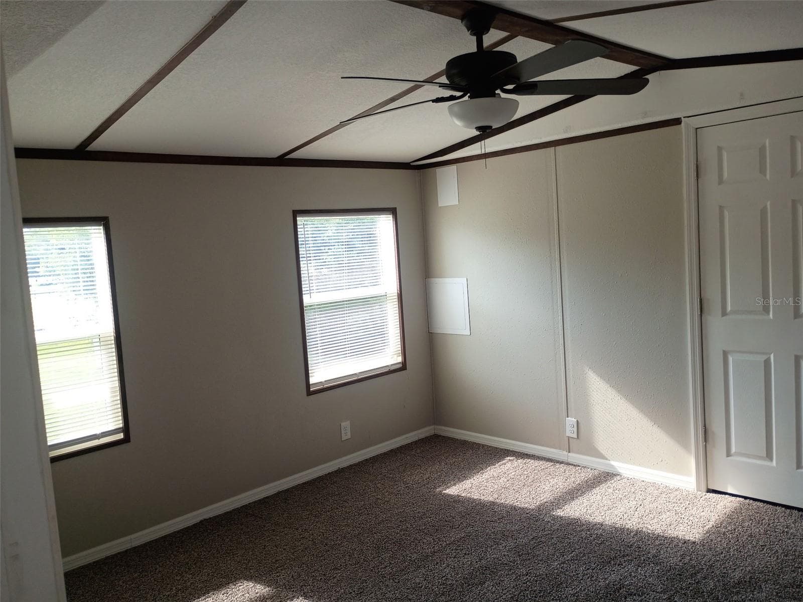 Manufactured Home at 11441 KO DR, LAKELAND, photo 3 of 25