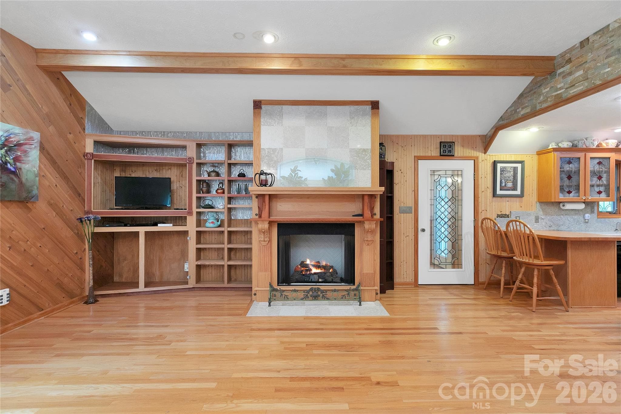 The gas fireplace in the living room is quite regal in appearance and occupies a wall with built in bookshelves and a TV / Entertainment area. Open floor concept ties it in very nicely with the kitchen and dining area.! - 275 Hubbard Hollow Road, Rosman