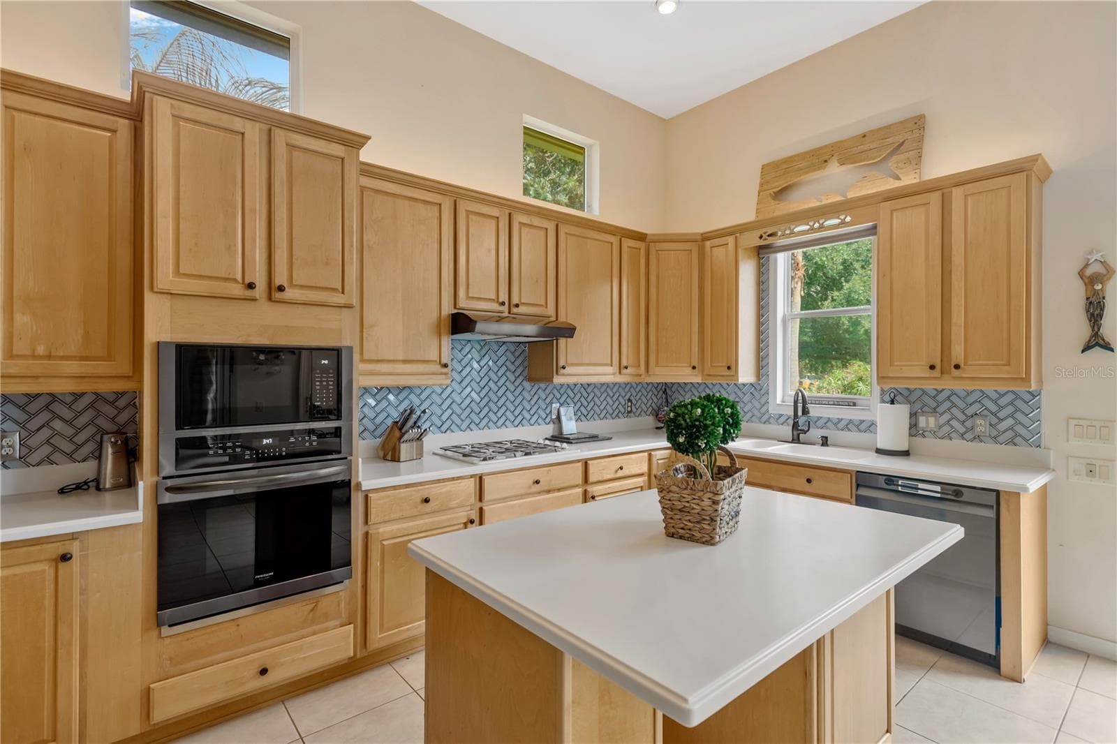 In Wall oven and microwave - 1034 W SKYVIEW LANDINGS DR, HERNANDO