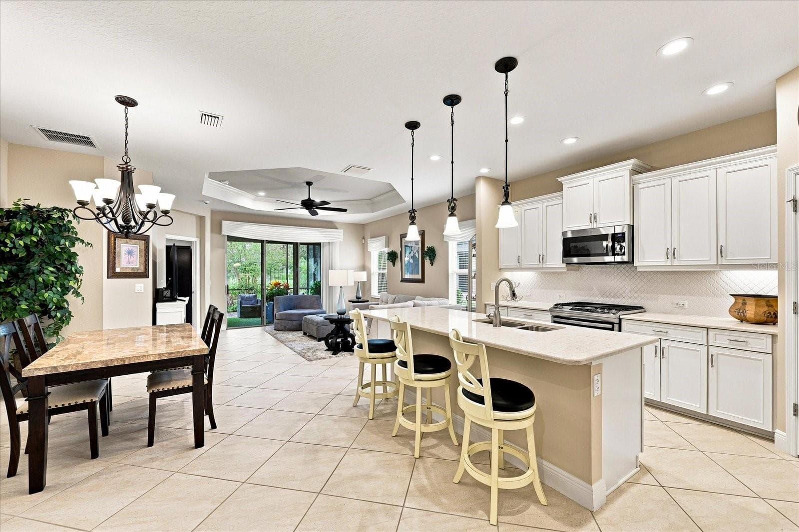 EAT IN KITCHEN ISLAND - 3036 SKY BLUE CV, LAKEWOOD RANCH