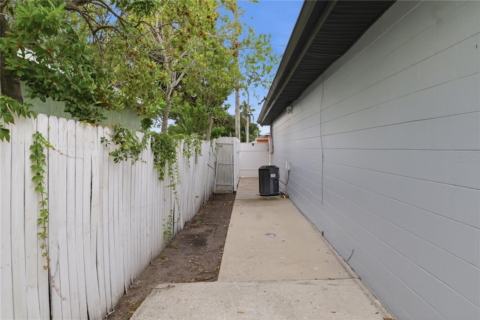 Single Family Residence at 2607 W CREST AVE, TAMPA, photo 32 of 48