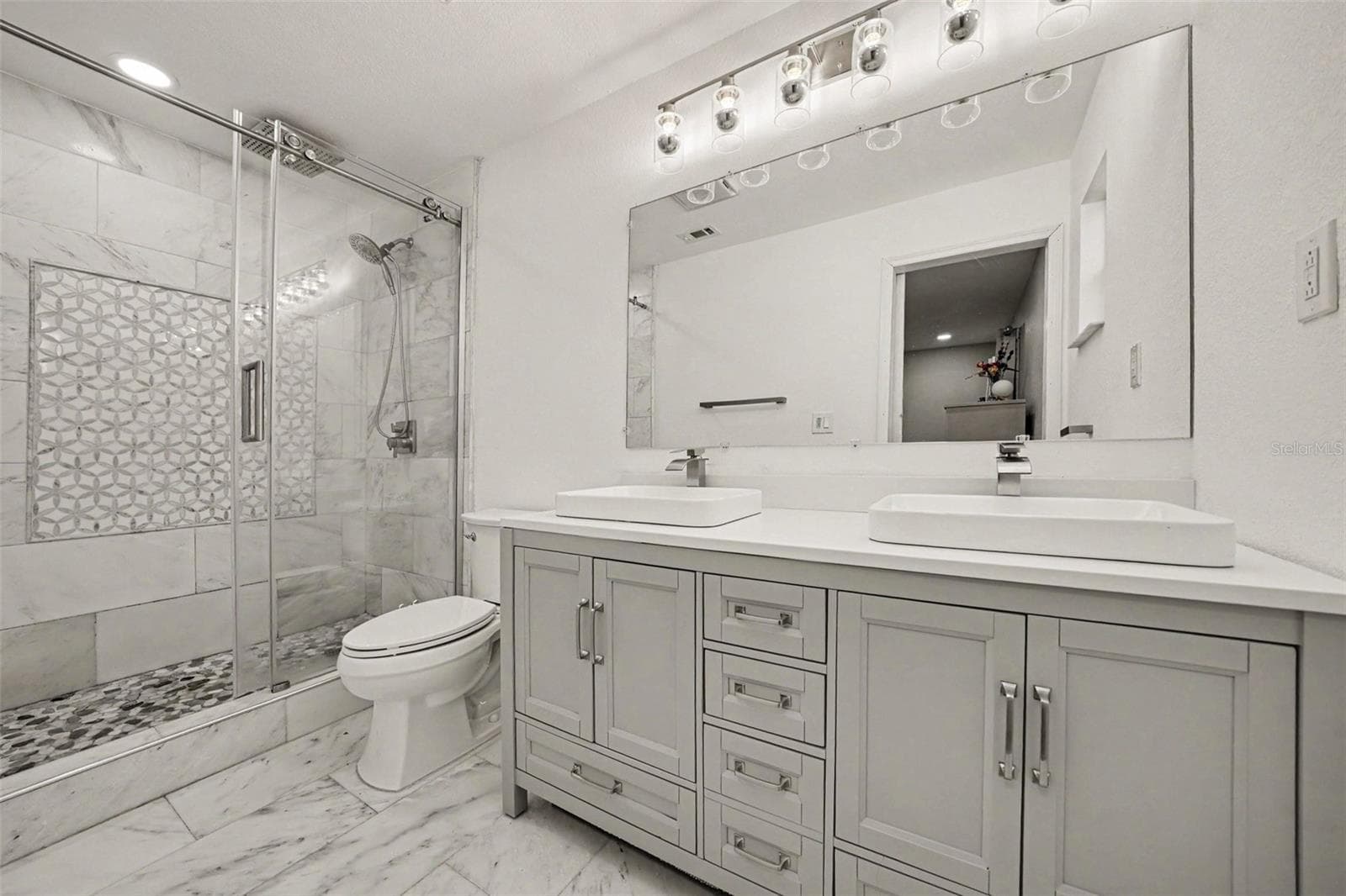 Primary Bath w/Marble tiled walk-in shower, marble tiled flooring and vanity w/ double sinks - 1592 SKYLINE DR, KISSIMMEE