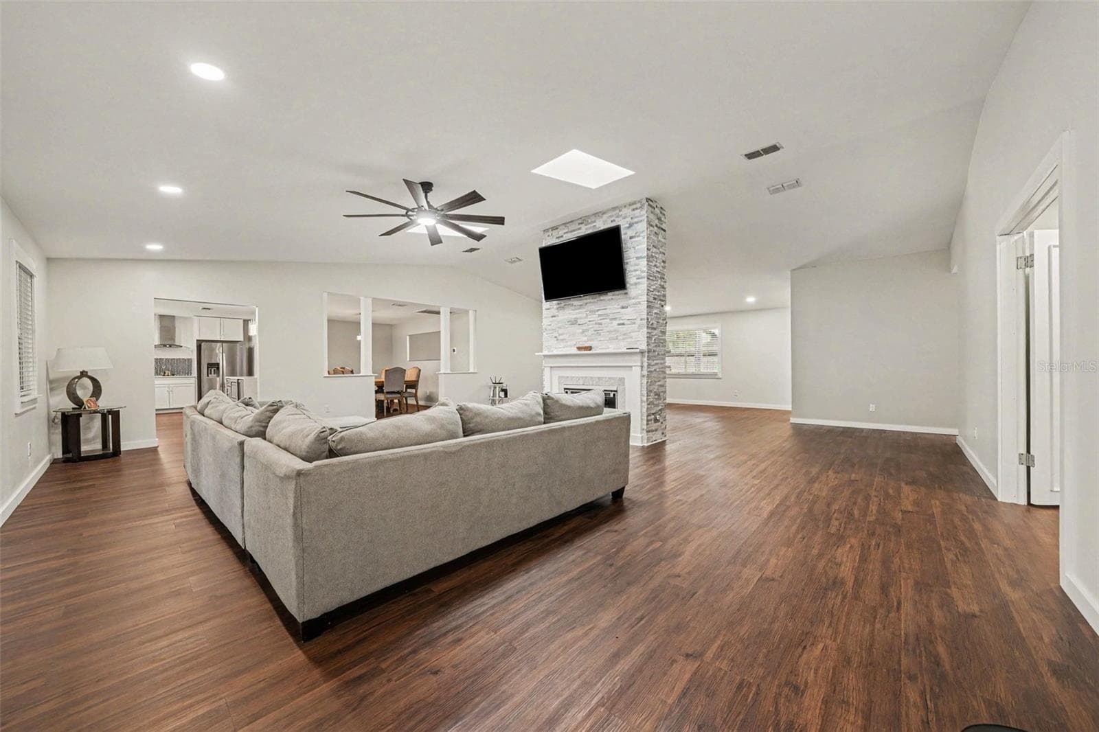 Spacious 27'x18'8" Family Room w/ ceiling fan & electric fireplace - 1592 SKYLINE DR, KISSIMMEE