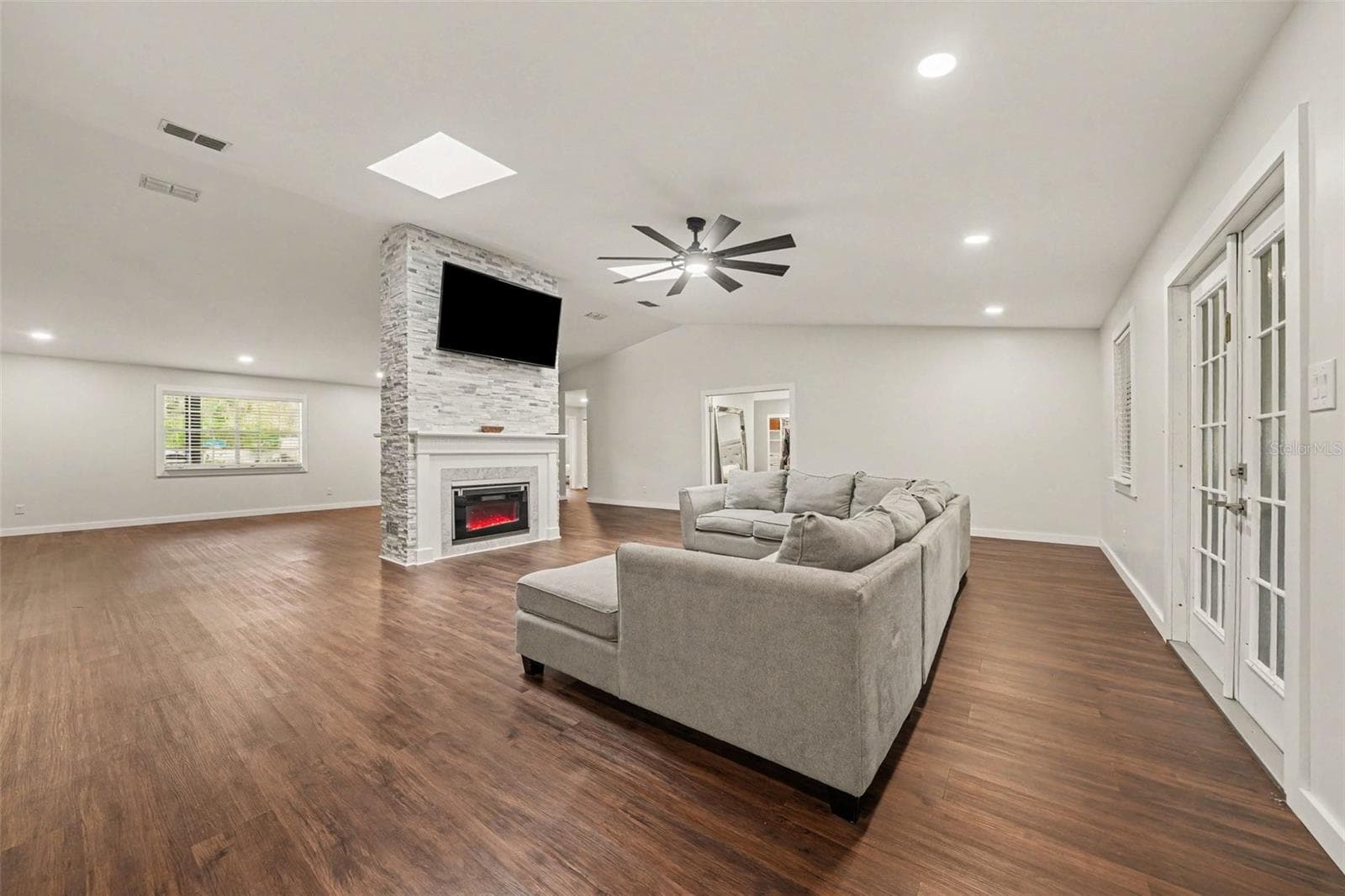 Family Room w/ Electric Fireplace, TV & stone accent wall - 1592 SKYLINE DR, KISSIMMEE