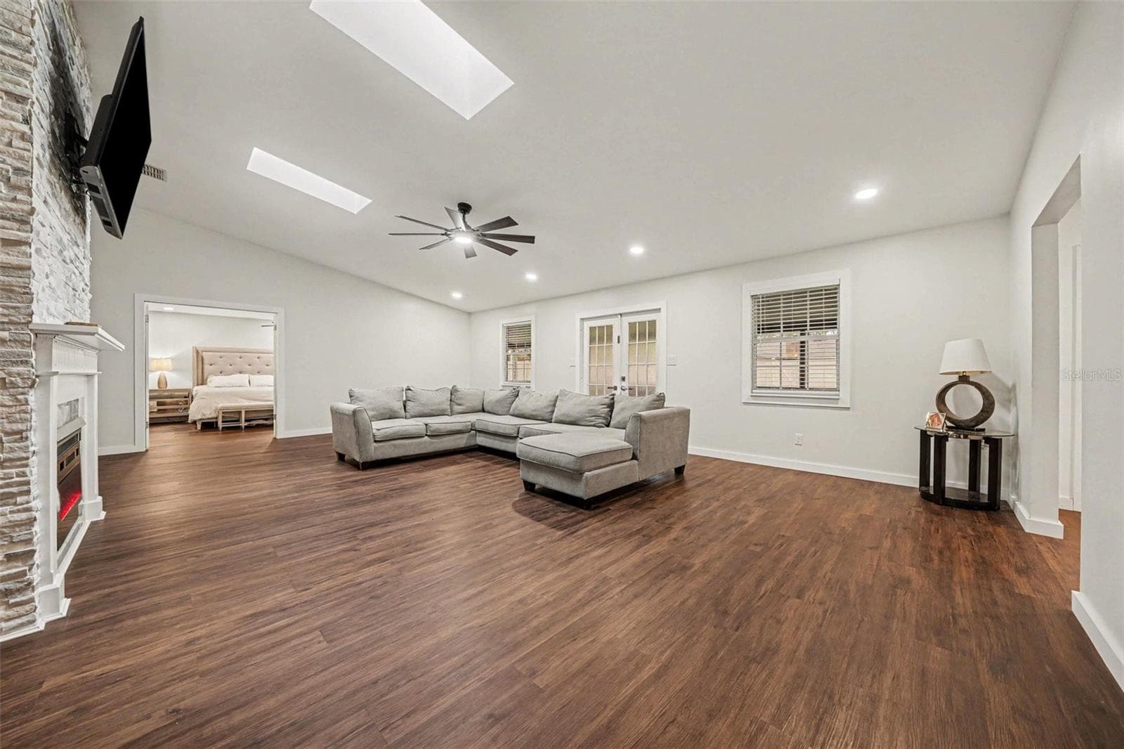 Family Room w/French Doors to back porch - 1592 SKYLINE DR, KISSIMMEE