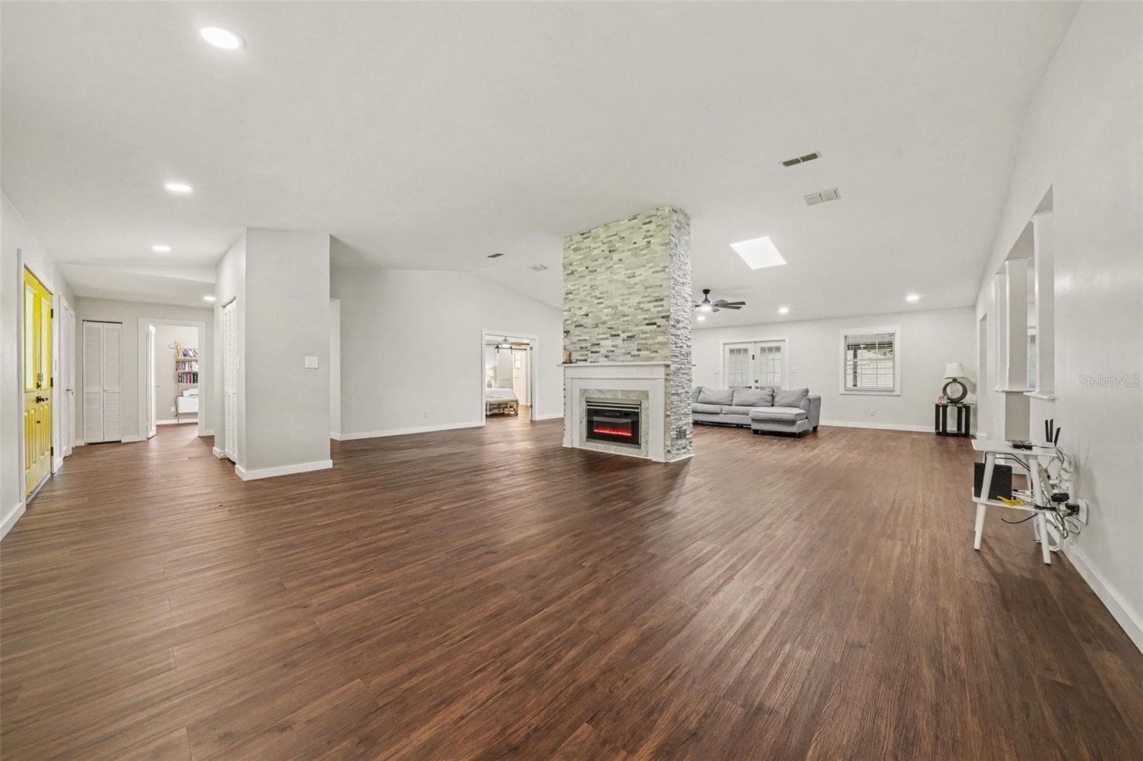 Large Living Room 27'x18'8" w/ Fireplace & stone column - 1592 SKYLINE DR, KISSIMMEE
