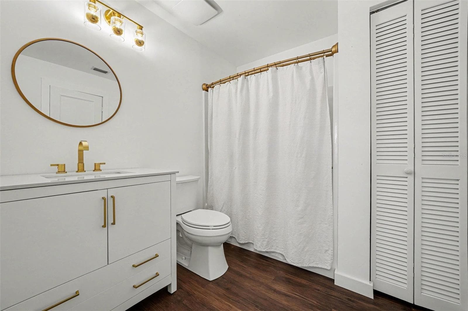 2nd Bathroom w/shower & tub connected to 2nd BR - 1592 SKYLINE DR, KISSIMMEE