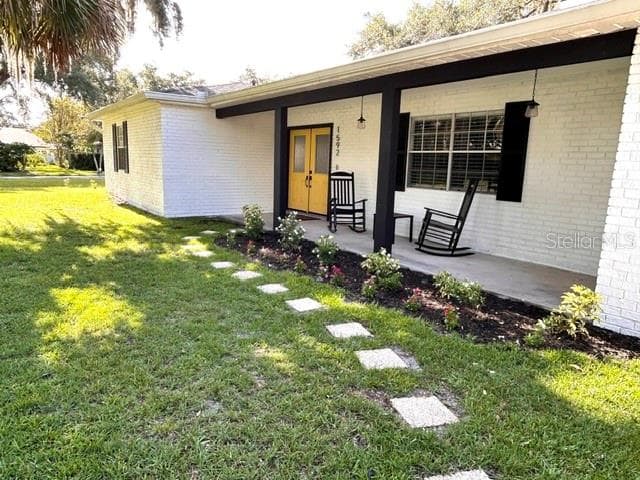 cute front porch and landscaping - 1592 SKYLINE DR, KISSIMMEE