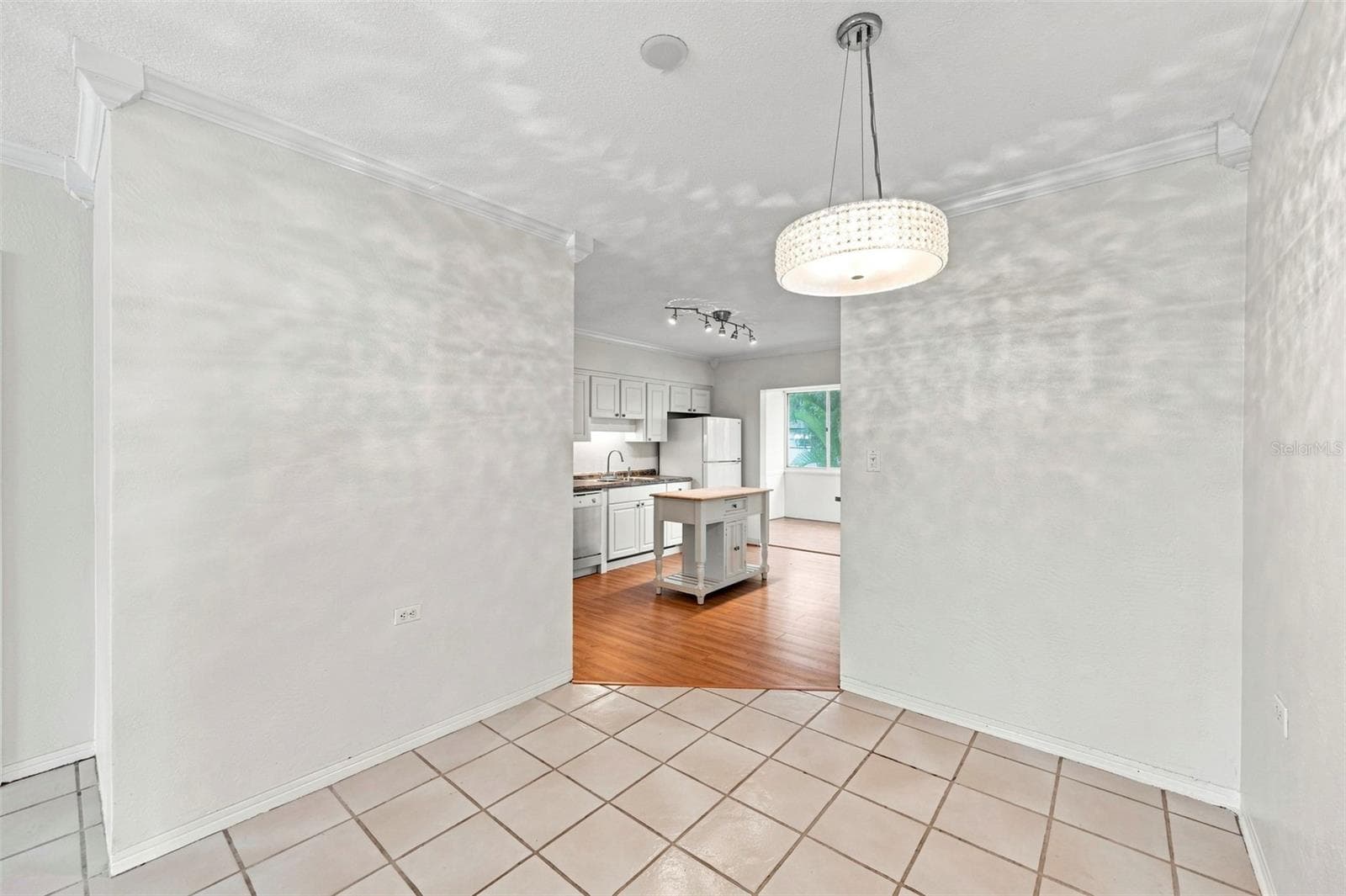 Dining Area looking towards Kitchen - 1342 SNELL ISLE BLVD NE #4, ST PETERSBURG