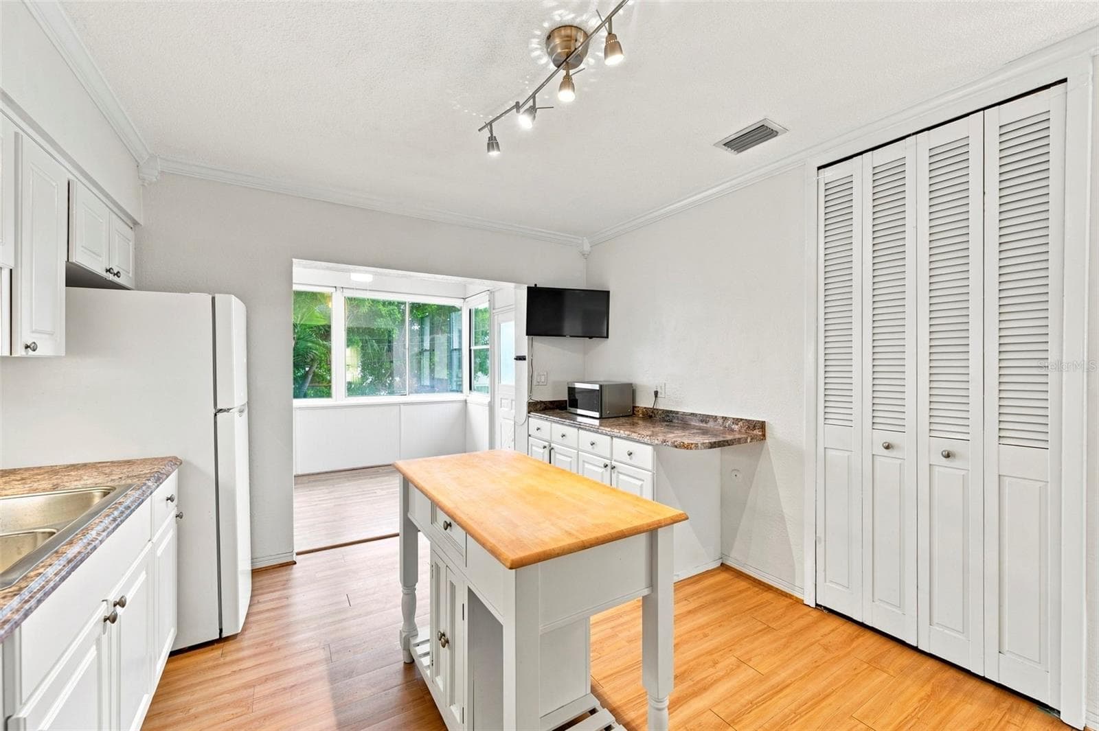 Kitchen looking towards Porch - 1342 SNELL ISLE BLVD NE #4, ST PETERSBURG