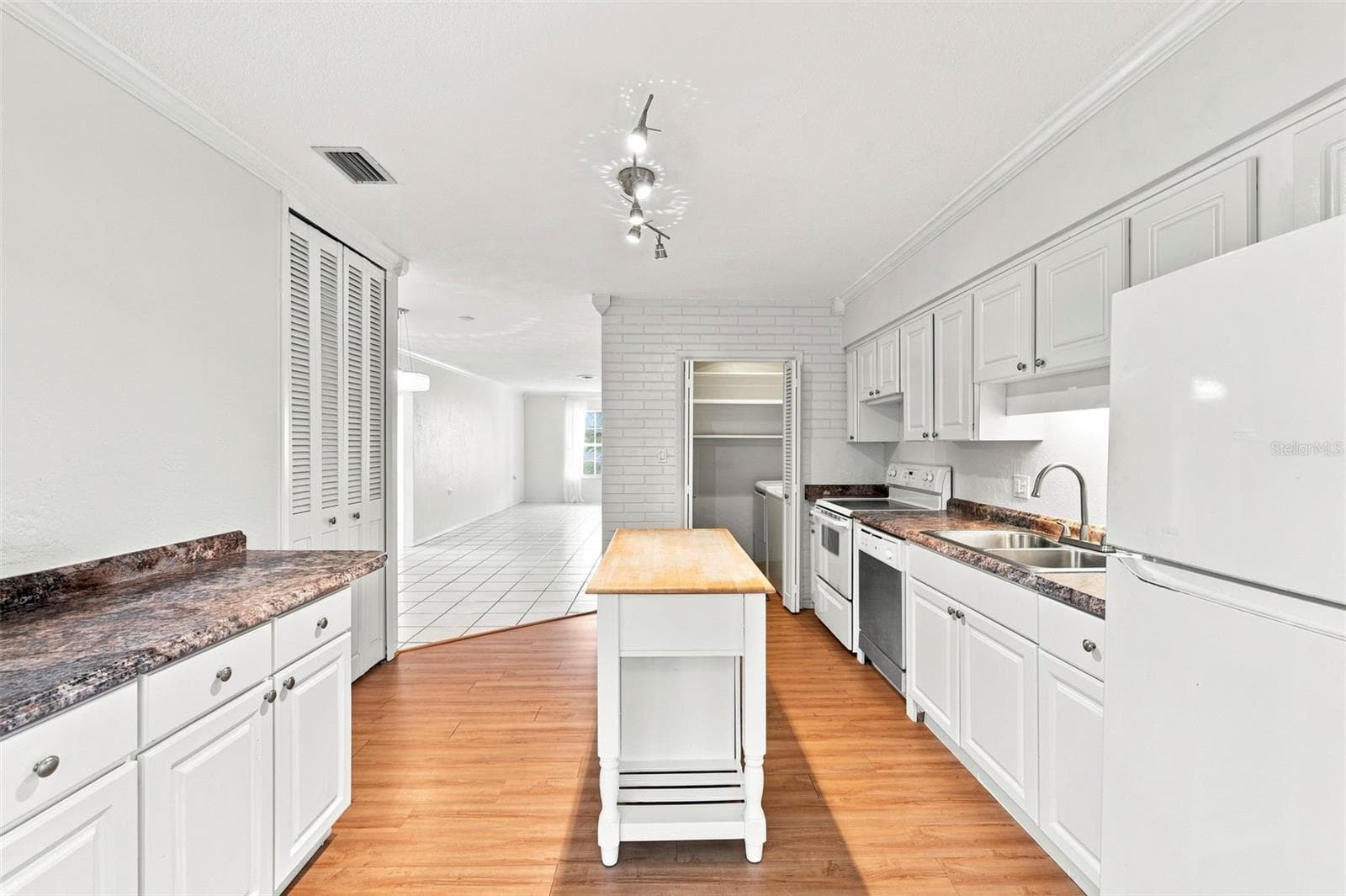 Kitchen - 1342 SNELL ISLE BLVD NE #4, ST PETERSBURG