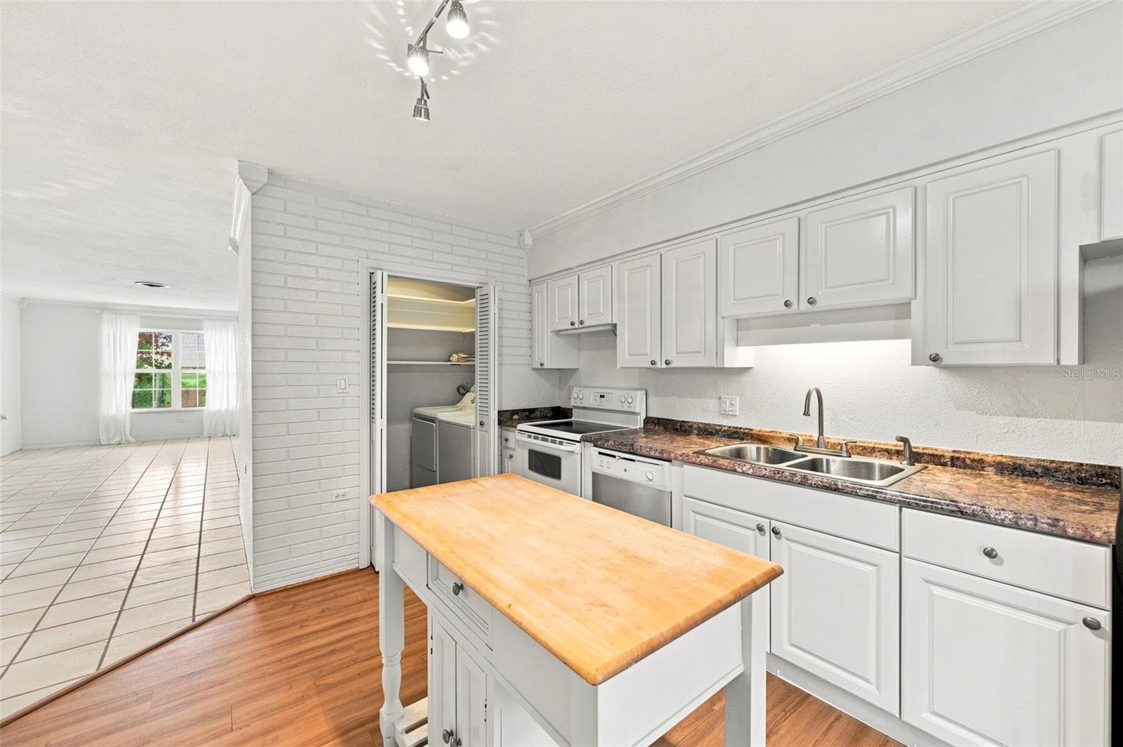 Kitchen looking towards Laundry room/closet - 1342 SNELL ISLE BLVD NE #4, ST PETERSBURG