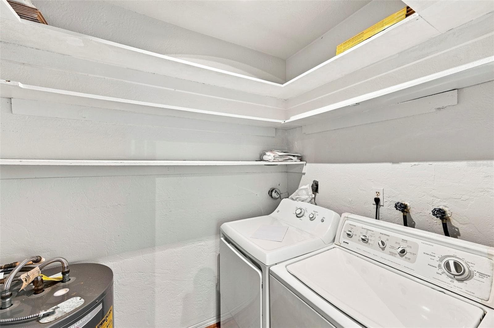 Laundry room/closet off the Kitchen - 1342 SNELL ISLE BLVD NE #4, ST PETERSBURG