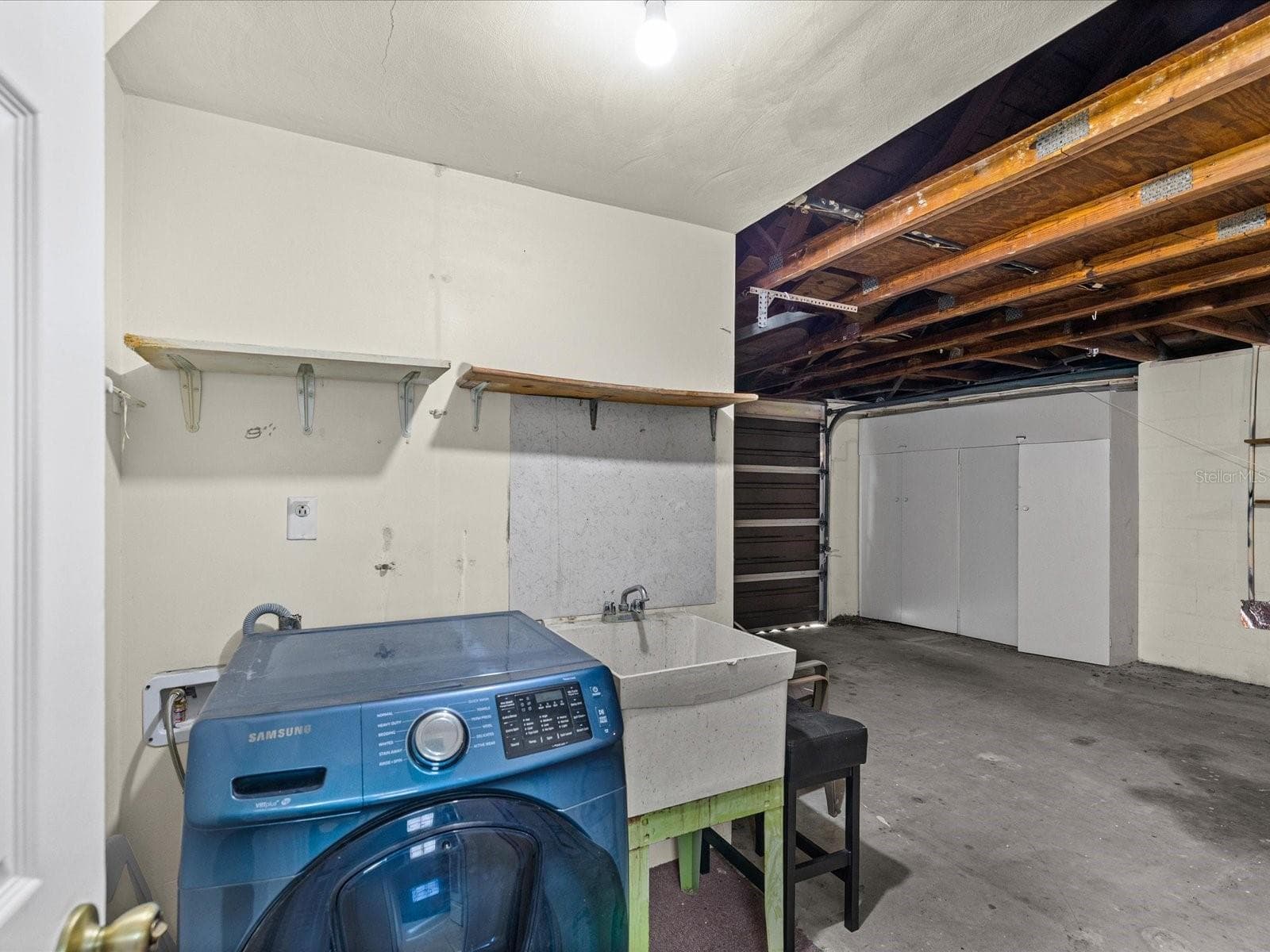 Laundry inside garage - 1023 VIKING DR, HOLIDAY