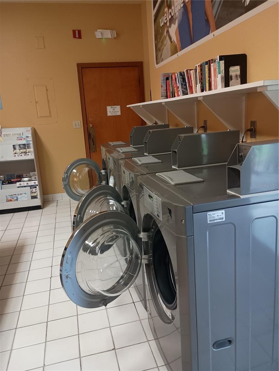 Coin laundry - 2600 HARBOURSIDE DR #P-05, LONGBOAT KEY