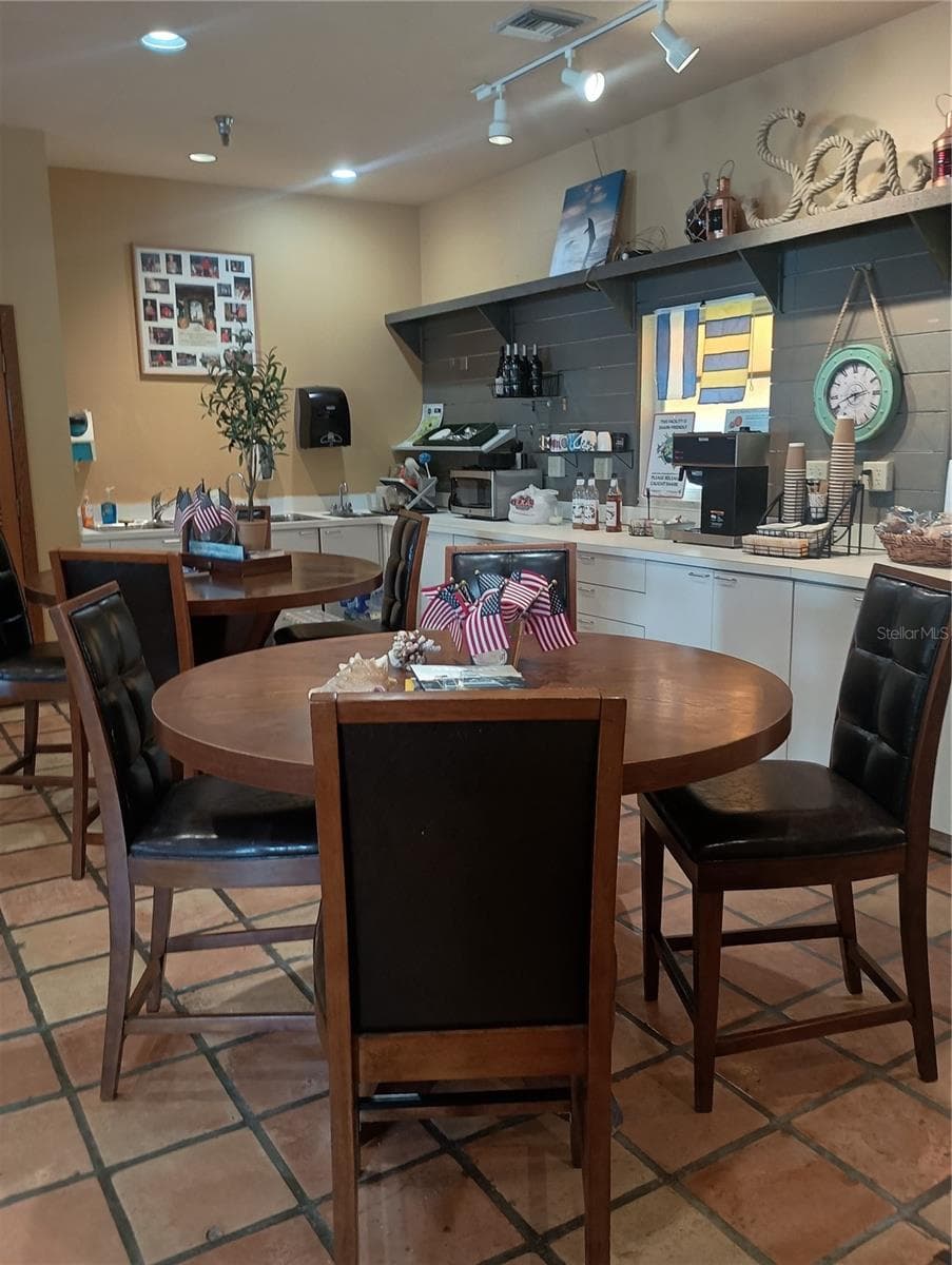 Marina Lounge - 2600 HARBOURSIDE DR #P-05, LONGBOAT KEY