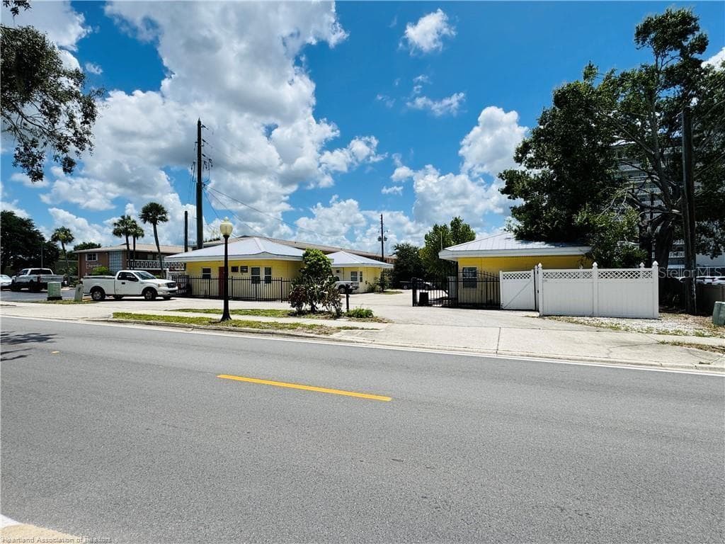 2121 LAKEVIEW DR