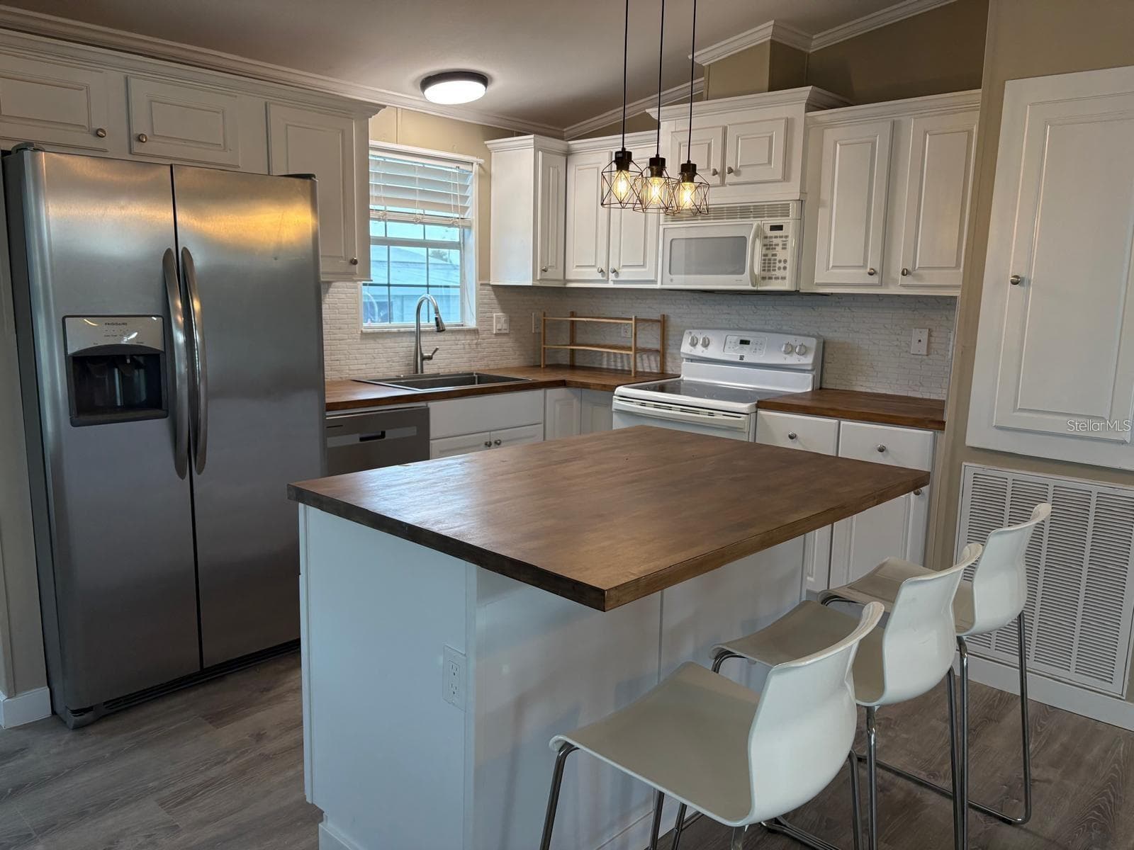 Manufactured Home at 653 LOS ALTOS, NORTH PORT, photo 9 of 78
