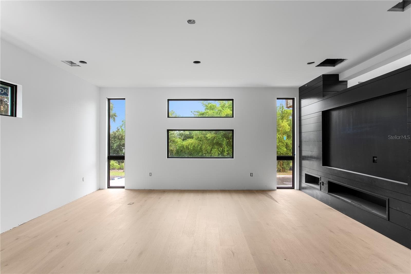 Single Family Residence at 2309 N RIVERSIDE DR, TAMPA, photo 8 of 17