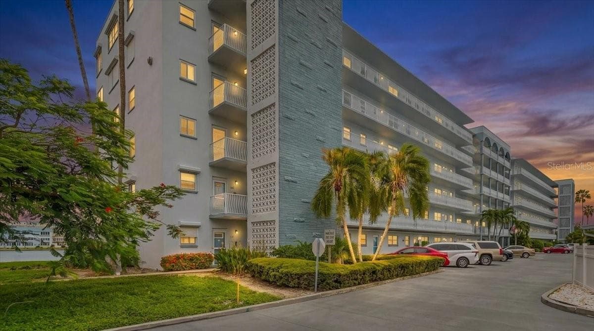 5925 SHORE BLVD S #302