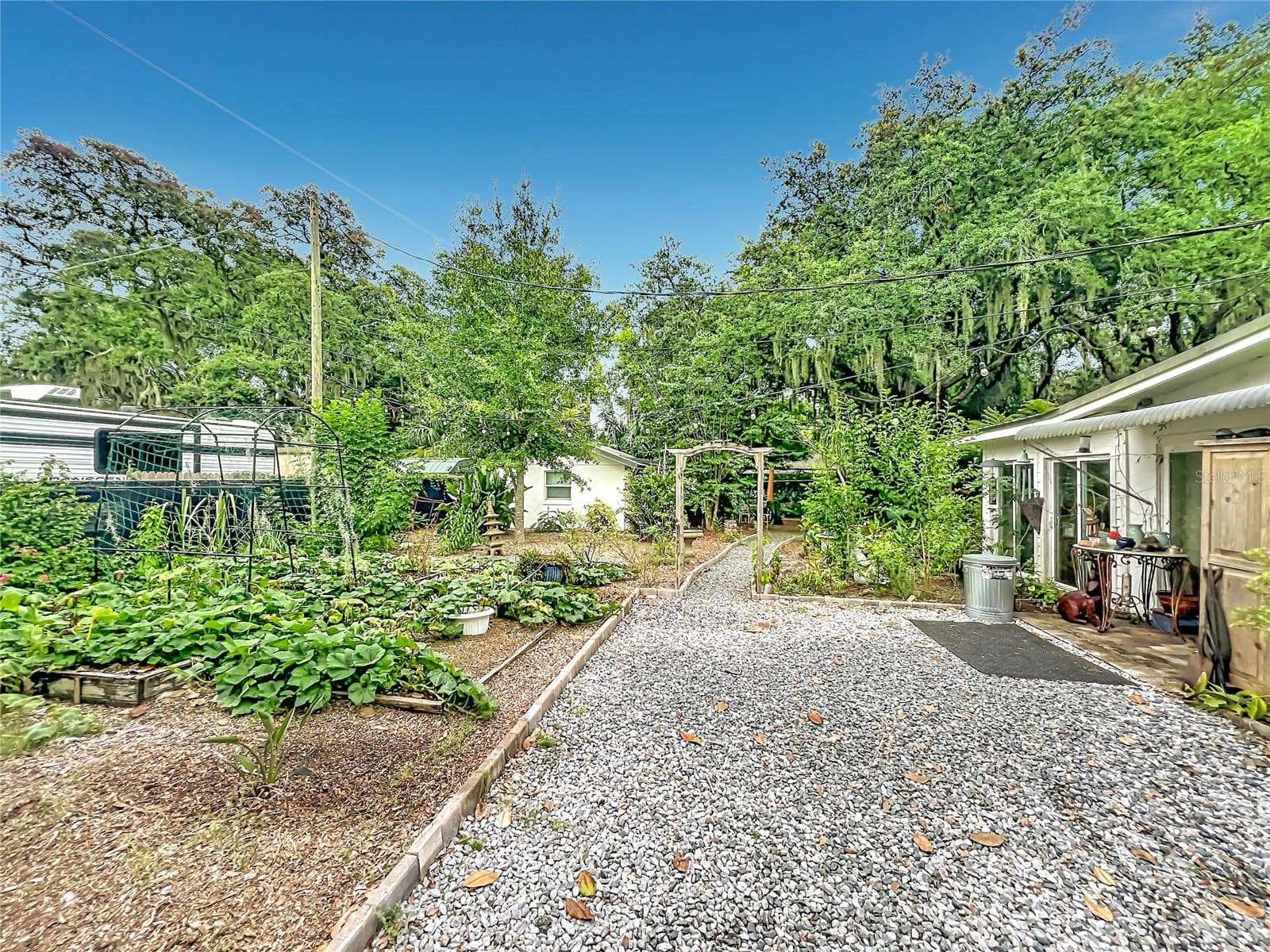 Left side of property leading to studio efficiency apartment - 3851 S SANFORD AVE, SANFORD