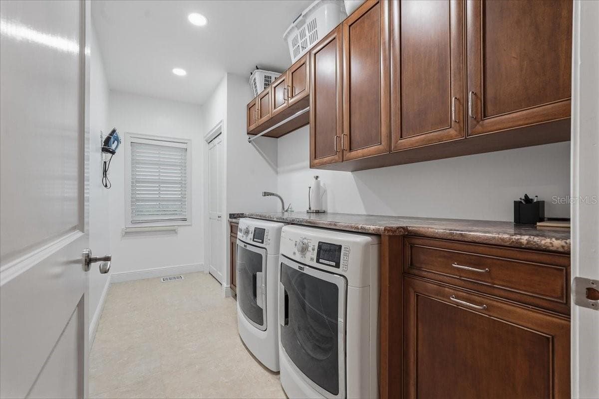 Single Family Residence at 89 MARTINIQUE AVE, TAMPA, photo 39 of 42