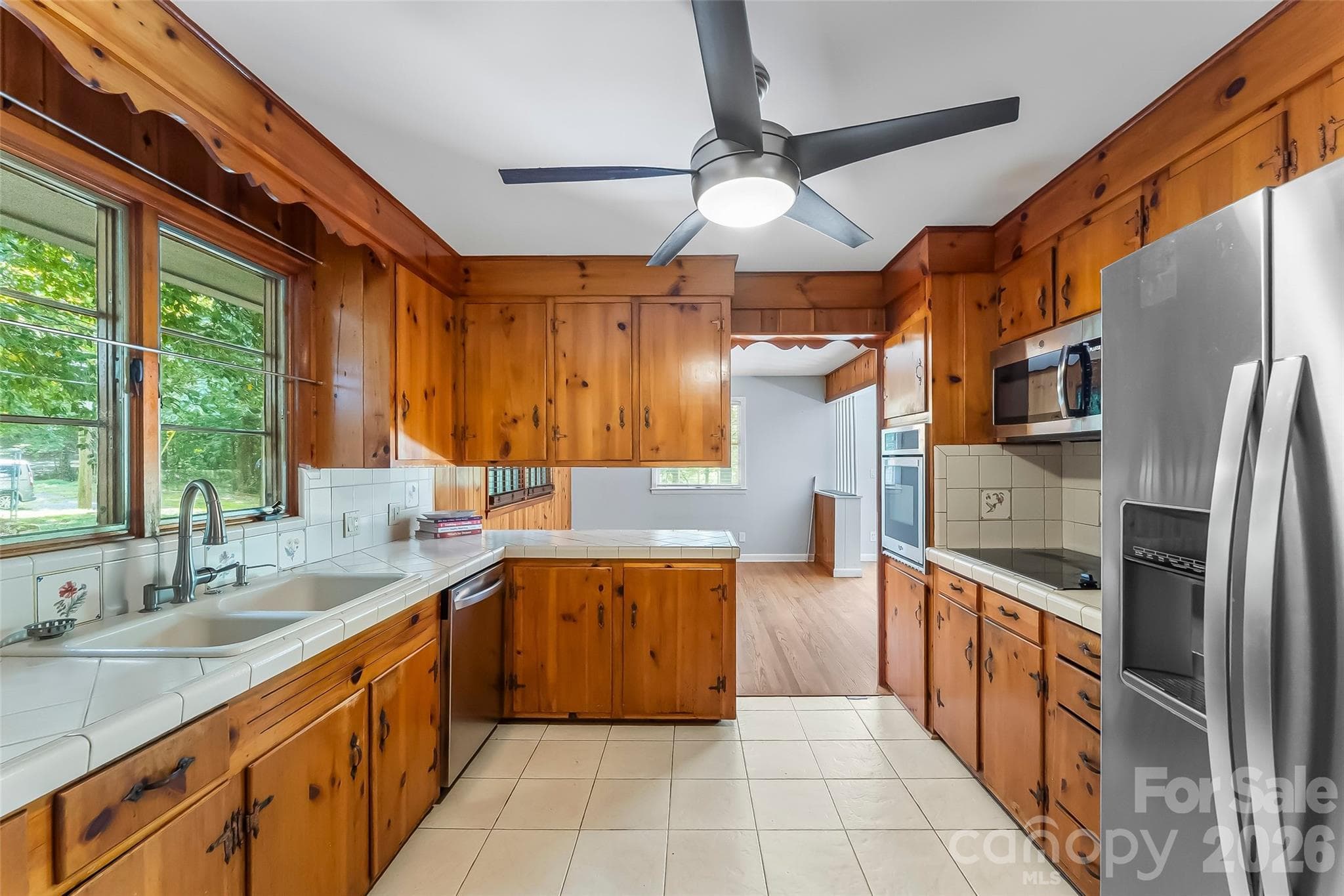 Single Family Residence at 98 Limberlost Drive, Hendersonville, photo 3 of 17