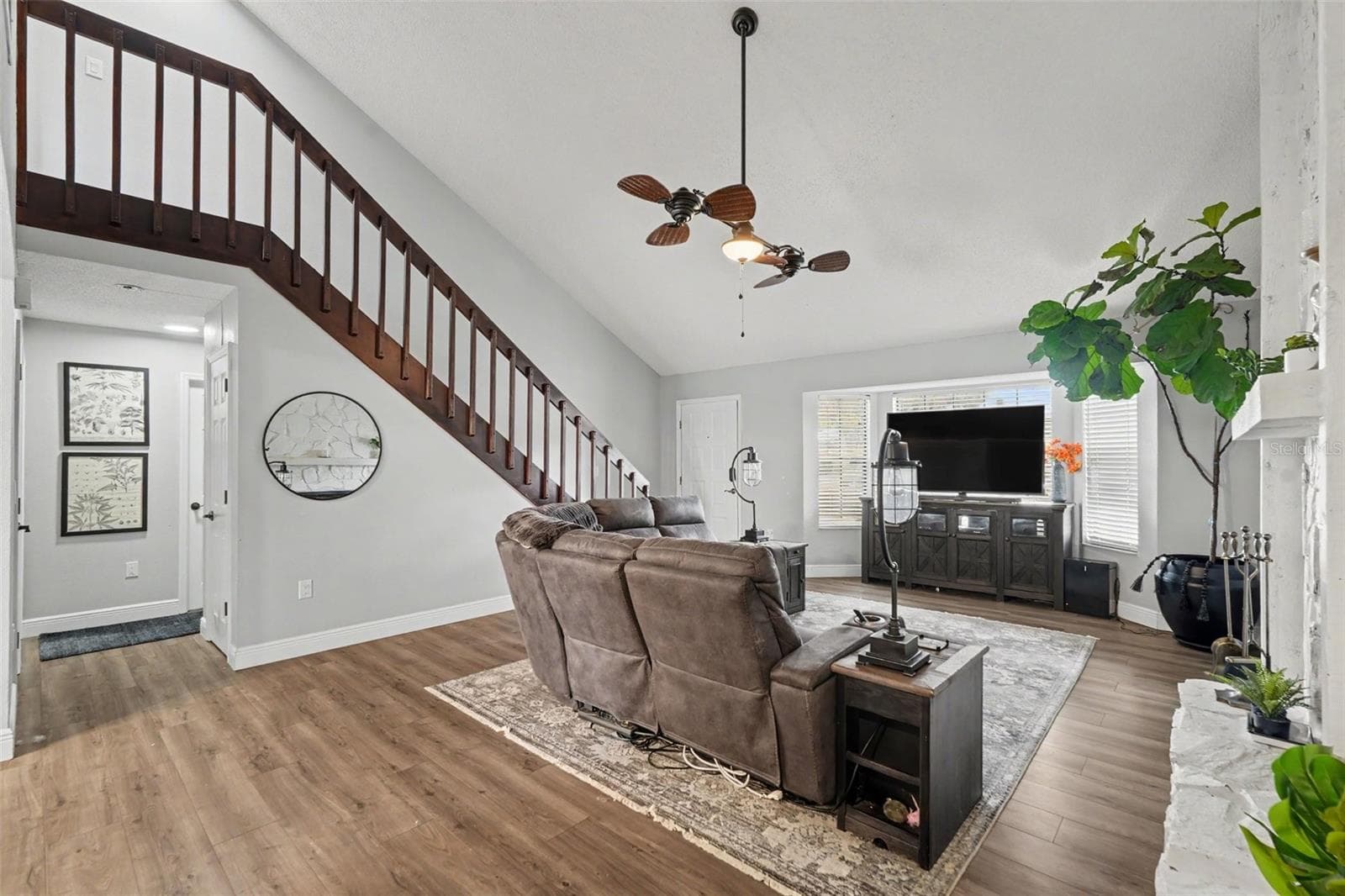 Cathedral ceilings - 736 SANDY CREEK DR, BRANDON