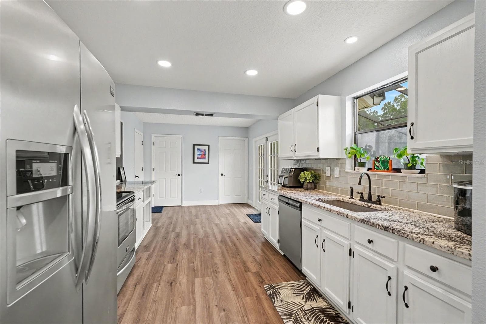 Recently remolded kitchen - 736 SANDY CREEK DR, BRANDON