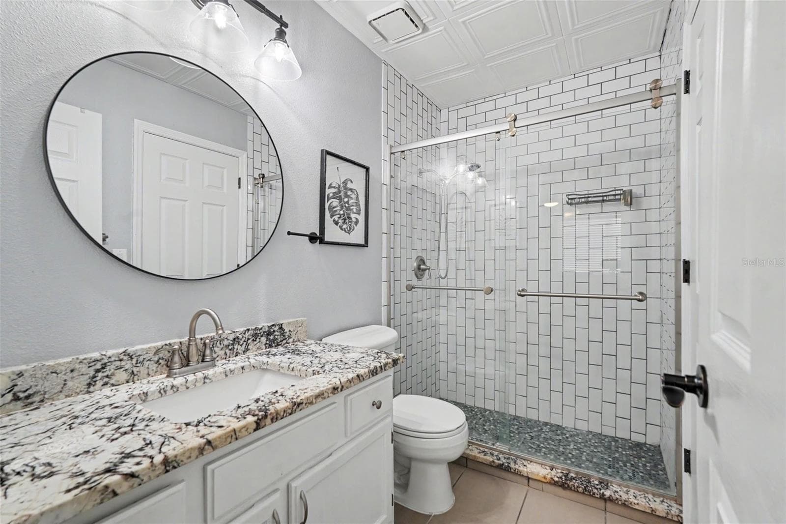 Guest bathroom - 736 SANDY CREEK DR, BRANDON