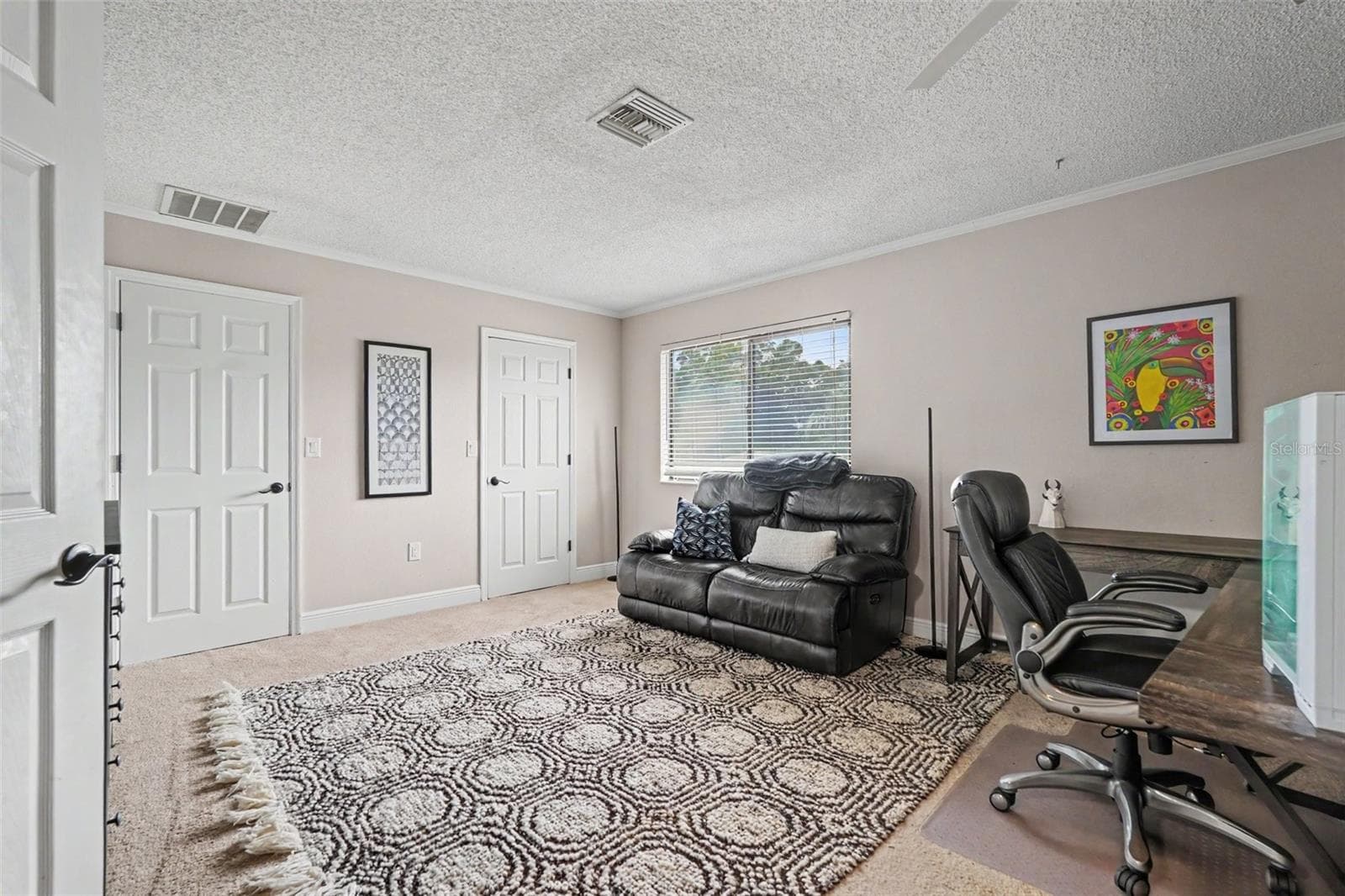 Sitting area on the 2nd floor in the primary bedroom. walk through closets. - 736 SANDY CREEK DR, BRANDON