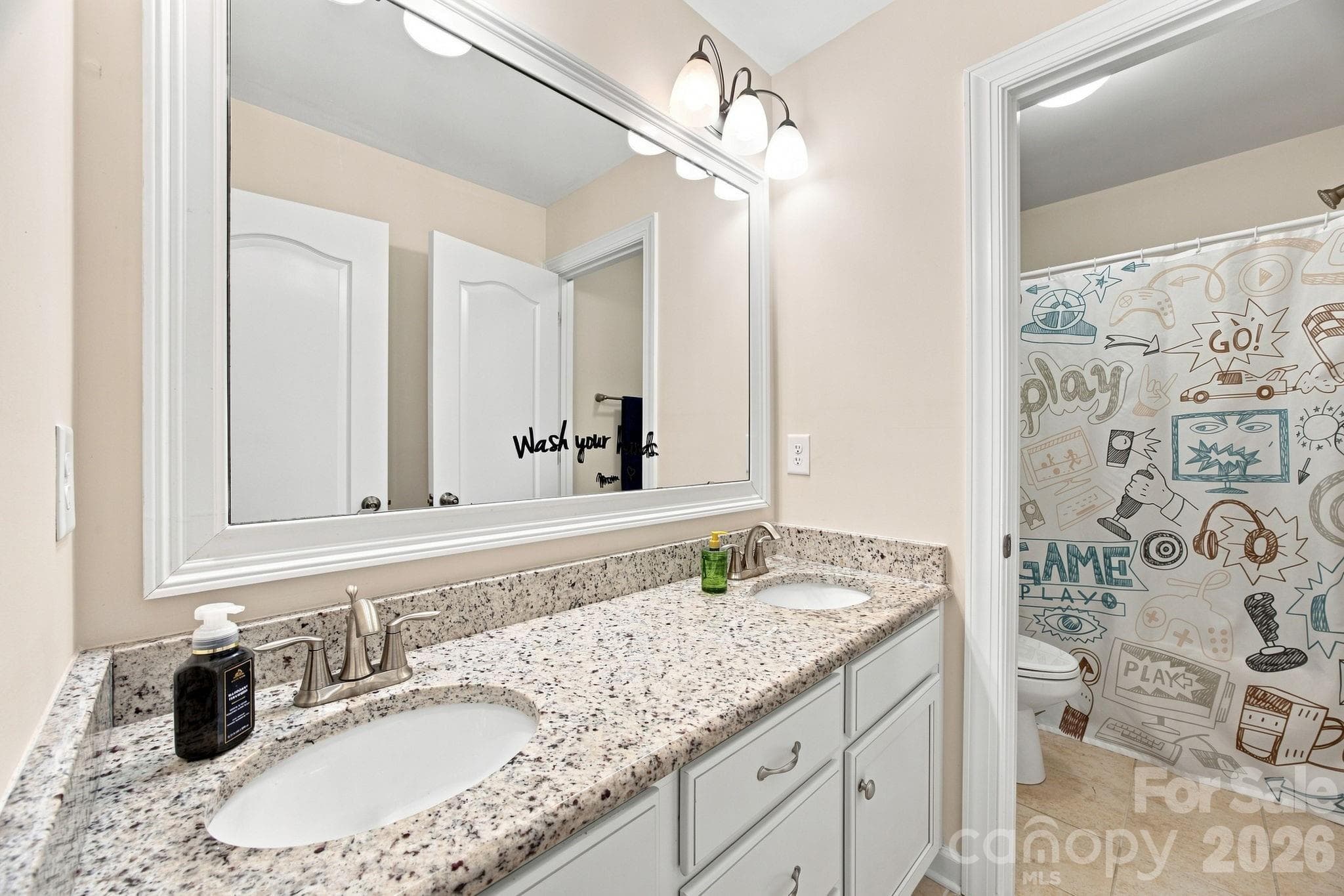 Upstairs full bath - 2709 Sugaree Court, Waxhaw