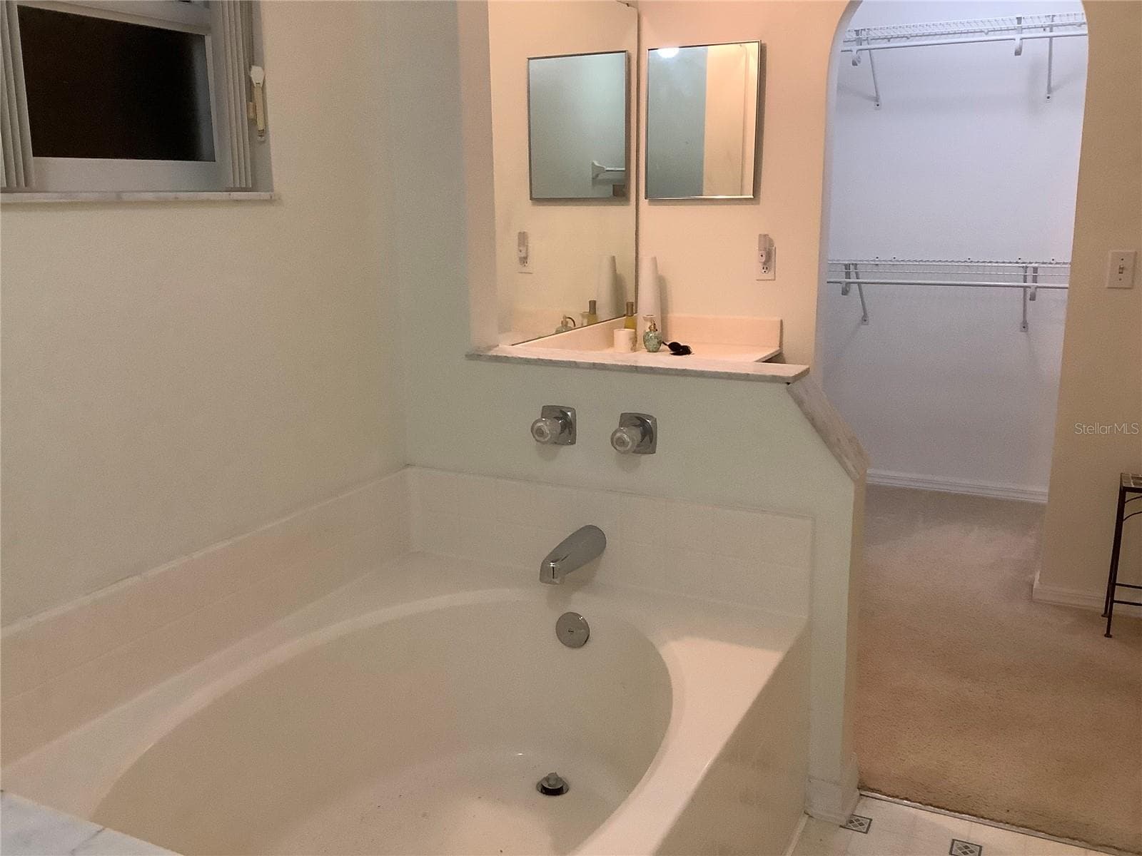 Garden tub and a Bathroom window - 665 STEVELYNN CIR, WINTER GARDEN