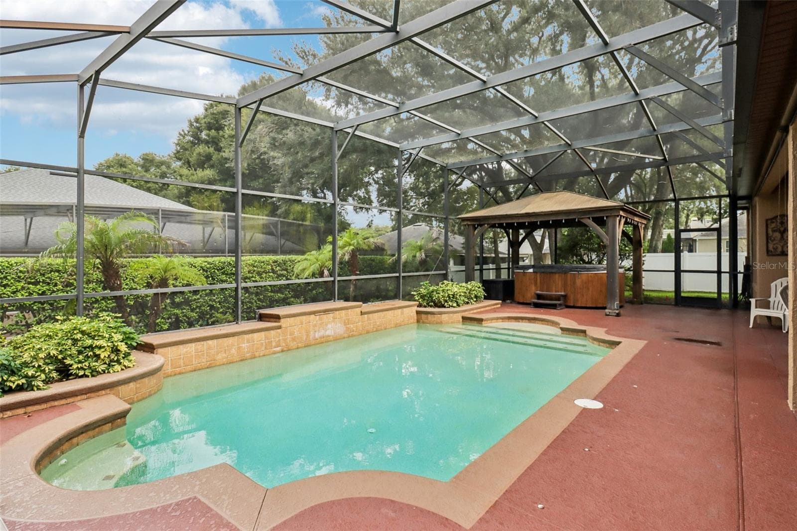 The private screened pool and spa deliver a backyard oasis that is a must see. - 2947 CEDAR CREST DR, APOPKA