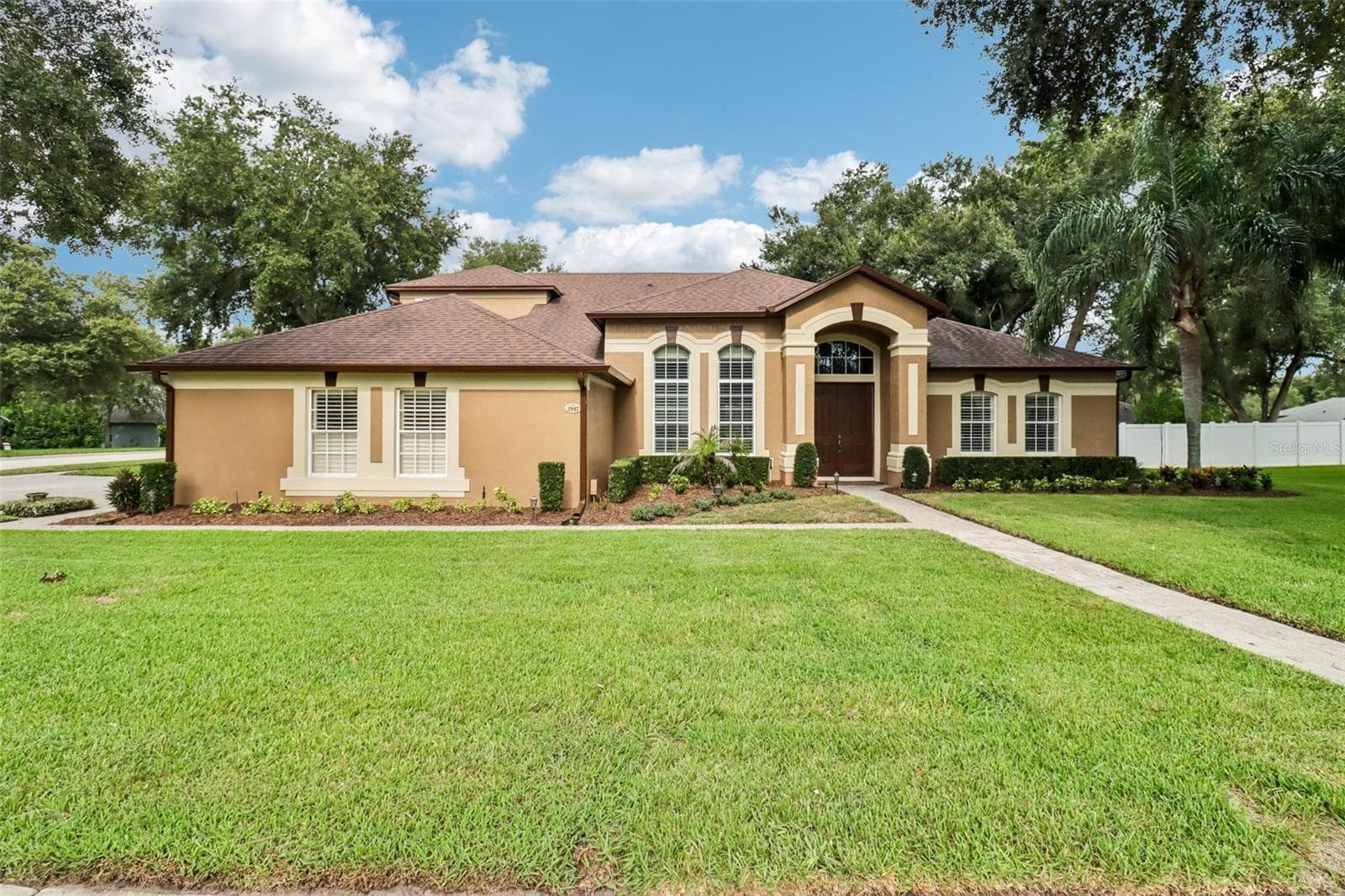 **WELCOME HOME** - 2947 CEDAR CREST DR, APOPKA