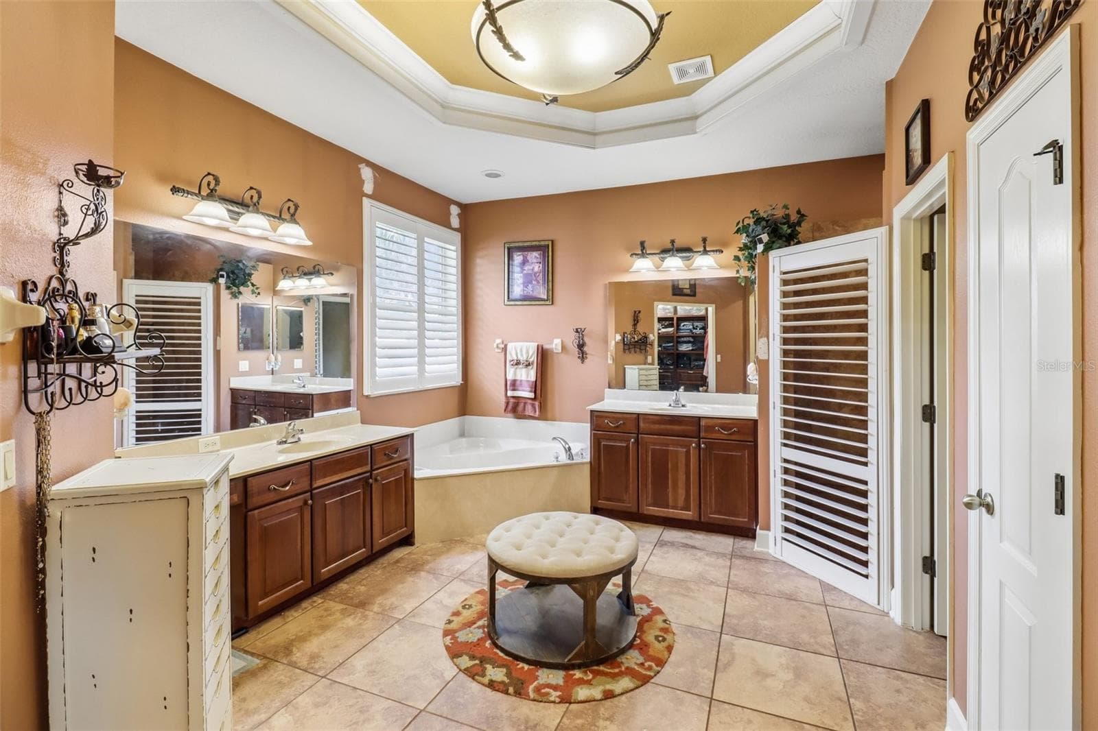 Primary en-suite bath. - 2947 CEDAR CREST DR, APOPKA