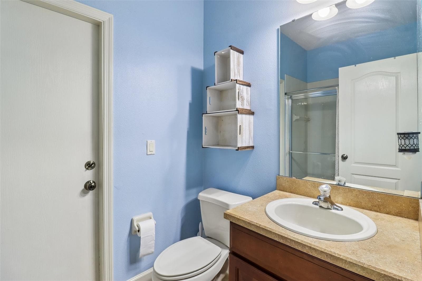 Second full bath has en-suite bedroom and pool access. - 2947 CEDAR CREST DR, APOPKA