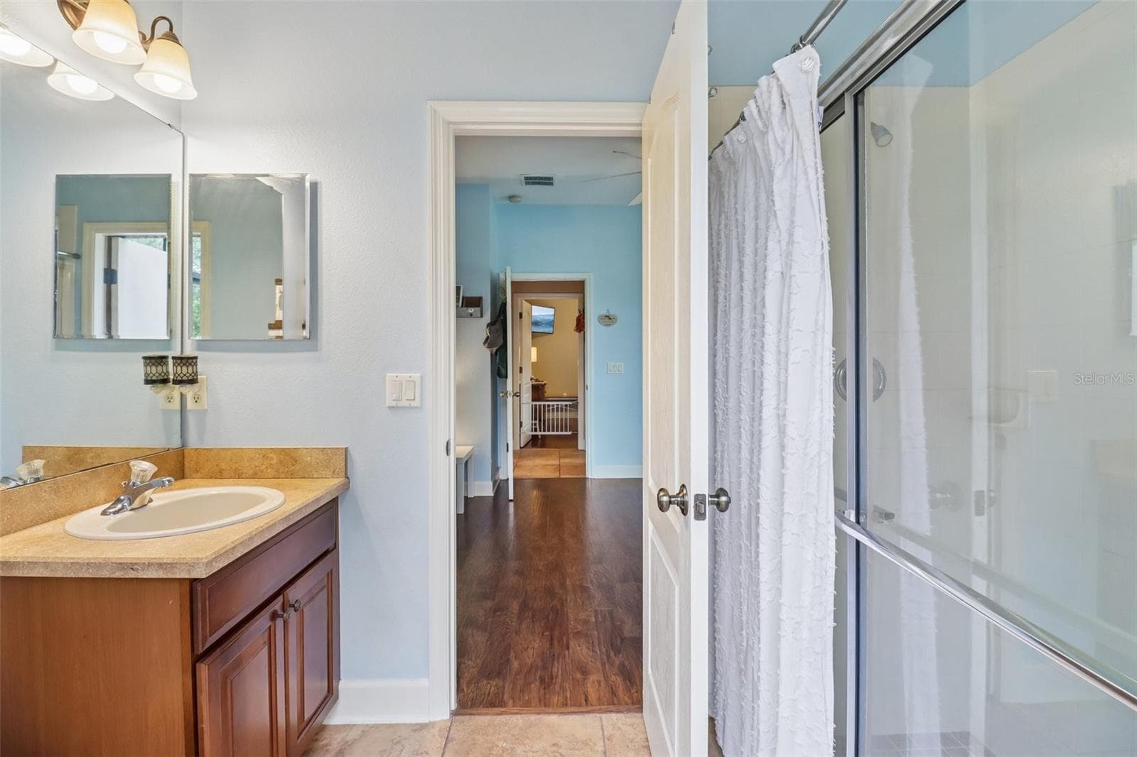 Second full bath has en-suite bedroom and pool access. - 2947 CEDAR CREST DR, APOPKA