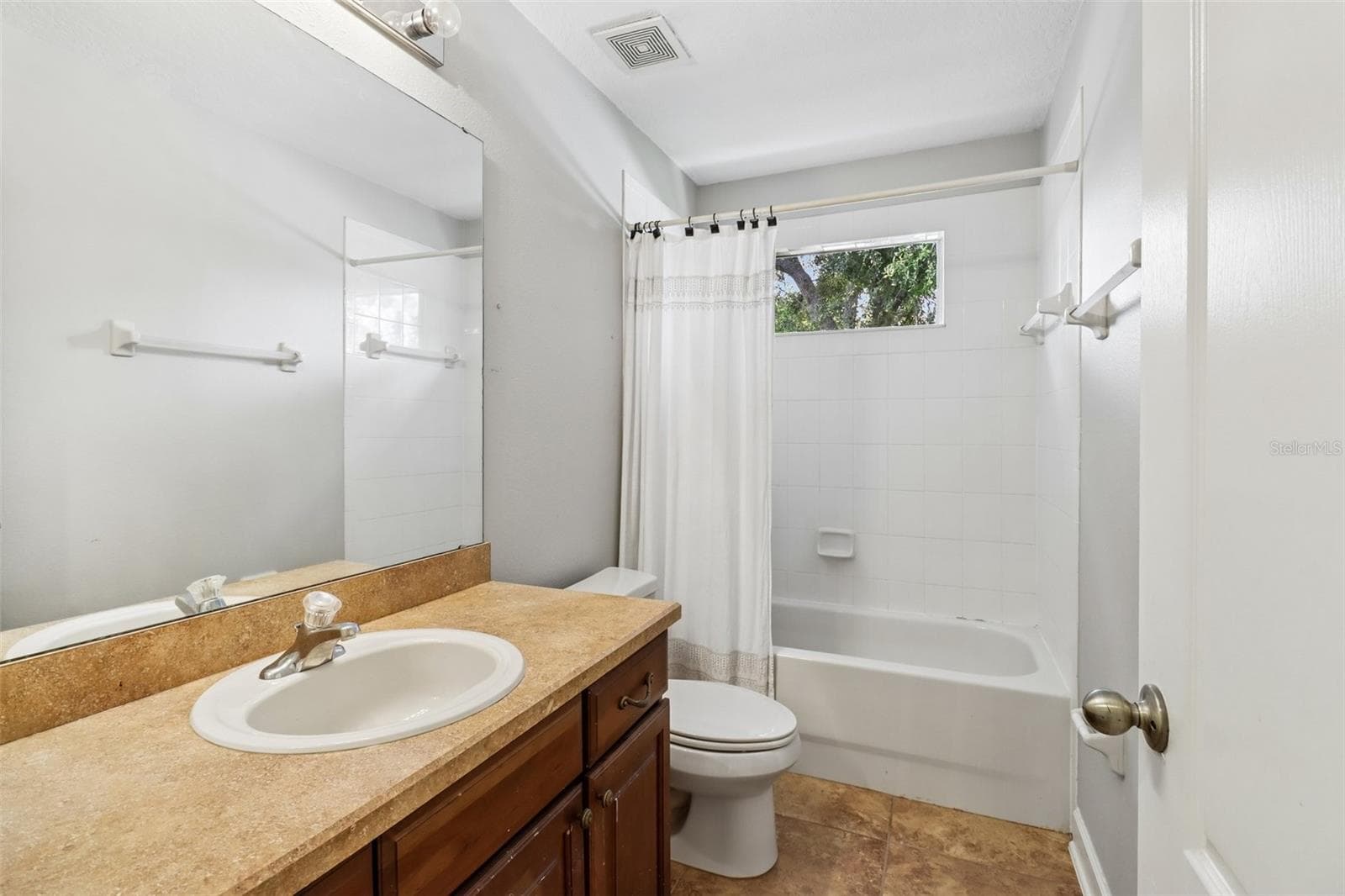 Second floor full bath. - 2947 CEDAR CREST DR, APOPKA