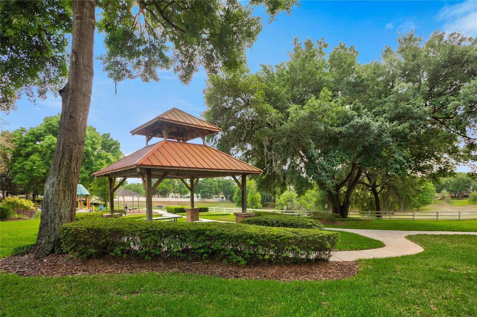 Ample green space, all well maintained. - 2947 CEDAR CREST DR, APOPKA