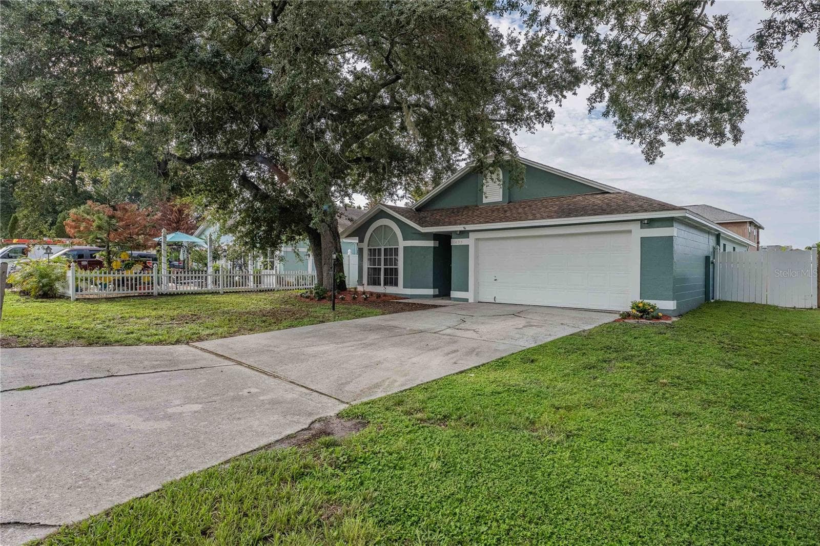 1695 LAKESIDE DR