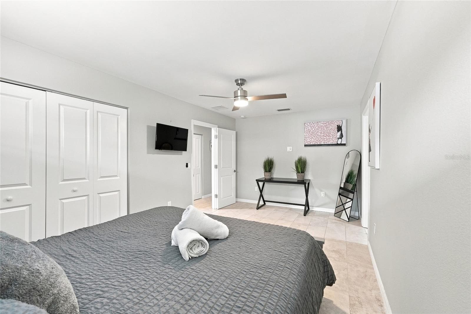 Single Family Residence at 608 SAINT JUDES DR, LONGBOAT KEY, photo 5 of 64