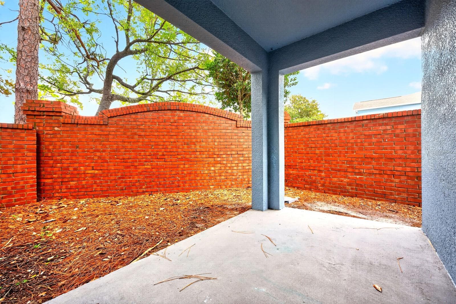 End-unit for added privacy. - 102 WILTON CIR, SANFORD