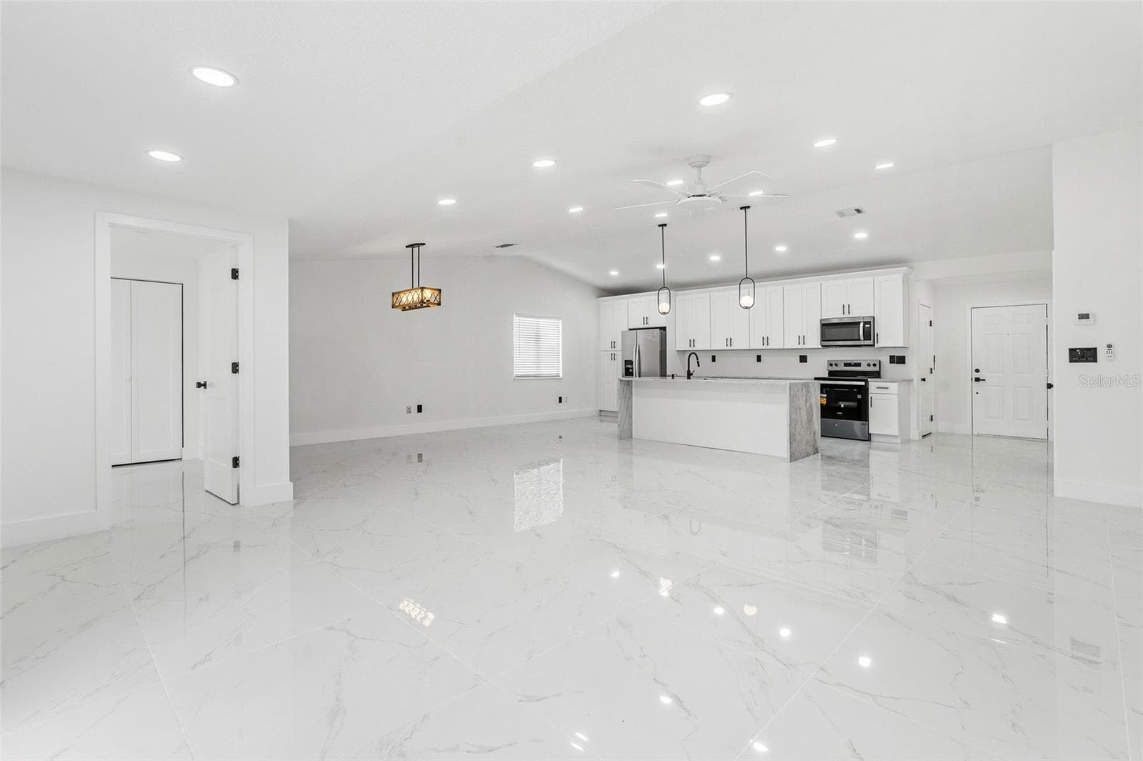 Single Family Residence at 5308 BLACK PINE DR, TAMPA, photo 5 of 39