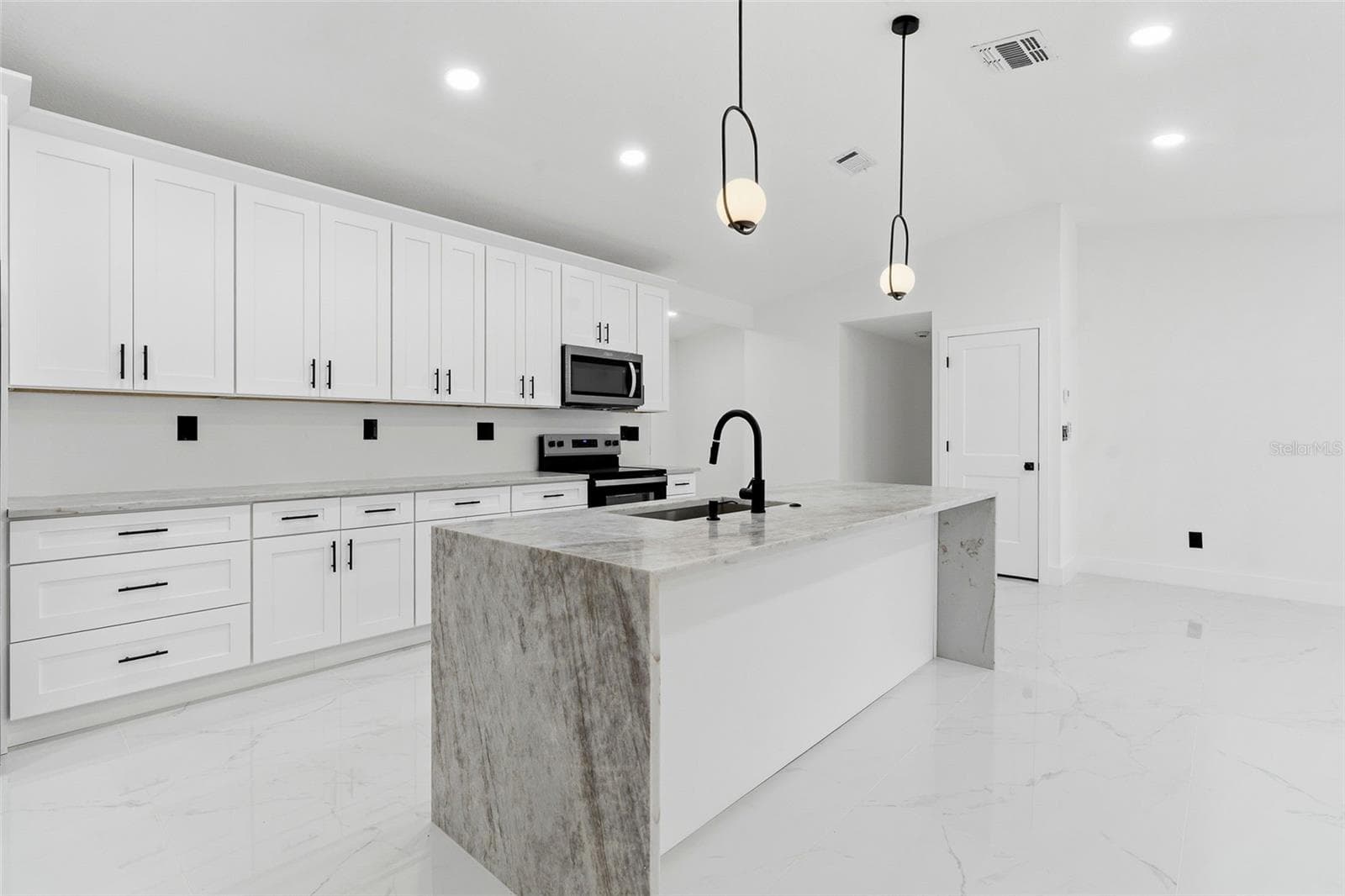 Single Family Residence at 5308 BLACK PINE DR, TAMPA, photo 16 of 39